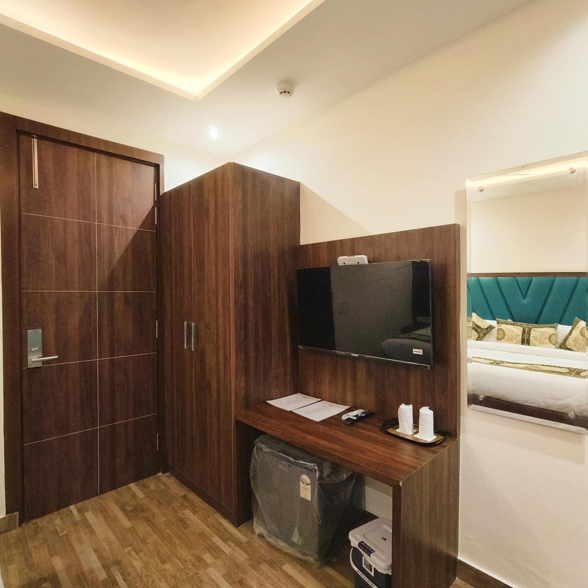 Deluxe Room - Photo 12