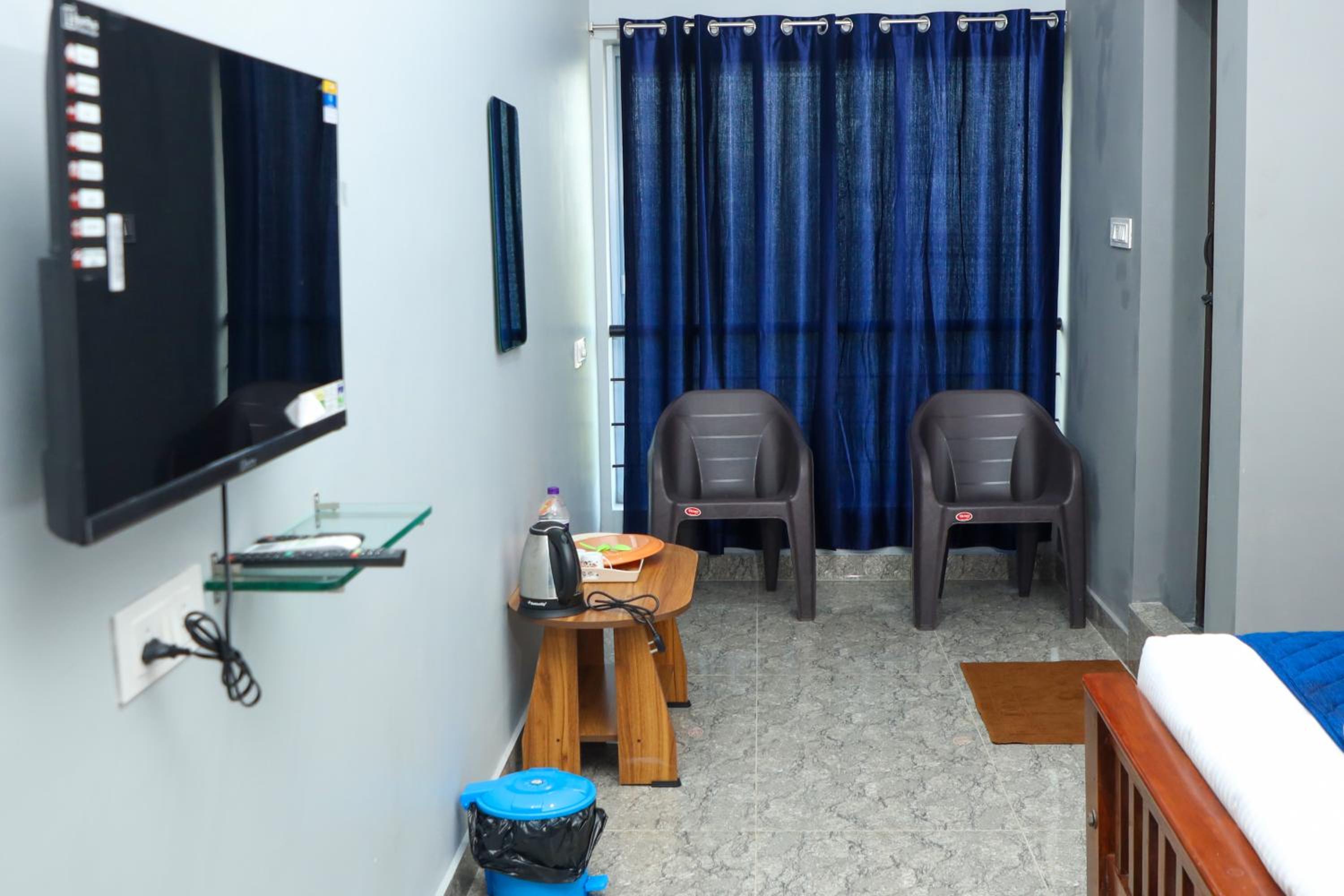 Deluxe Double Room (2 Adults + 1 Child) photo 2