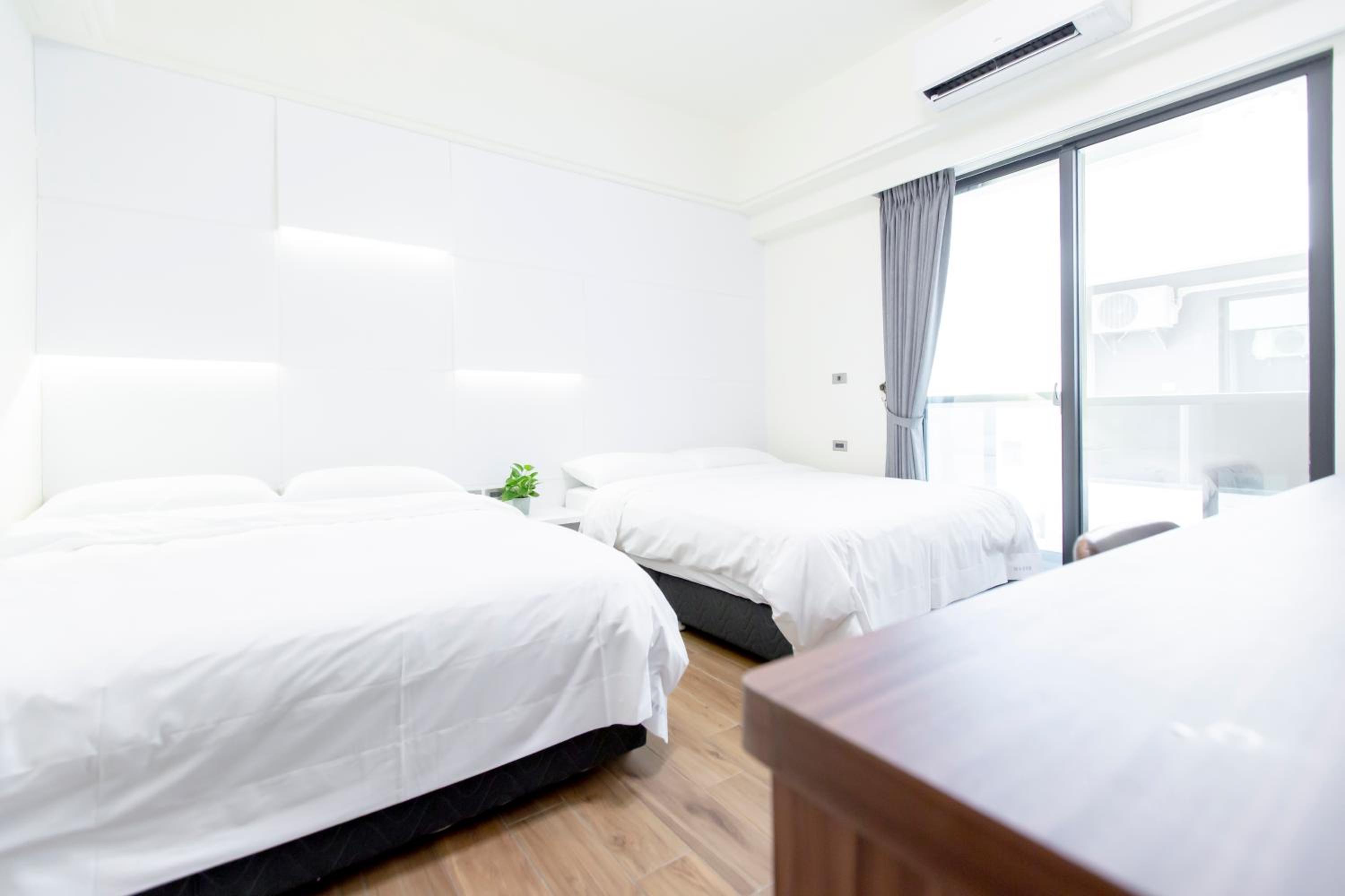 Quadruple Room with Private Bathroom - Photo 3