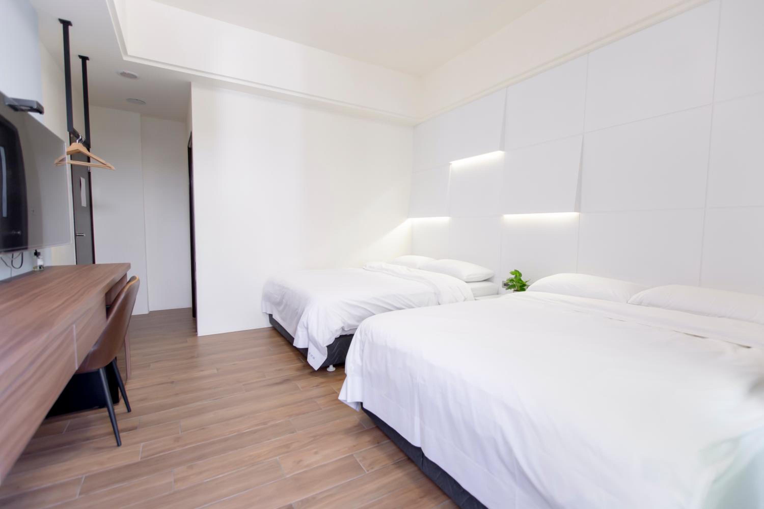 Quadruple Room with Private Bathroom - Photo 4
