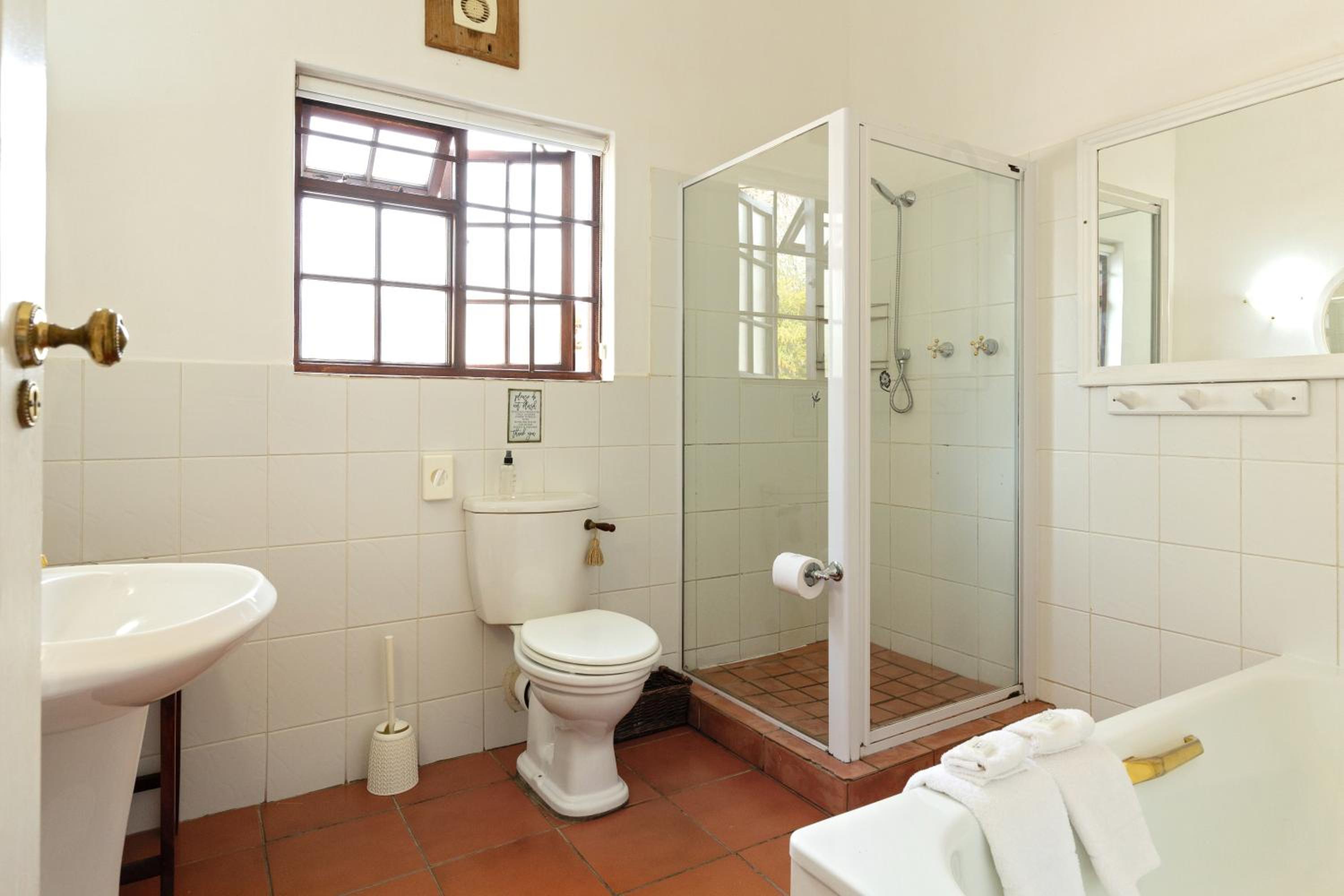 Budget Double or Twin Room with Street View (Hadida) - Photo 9
