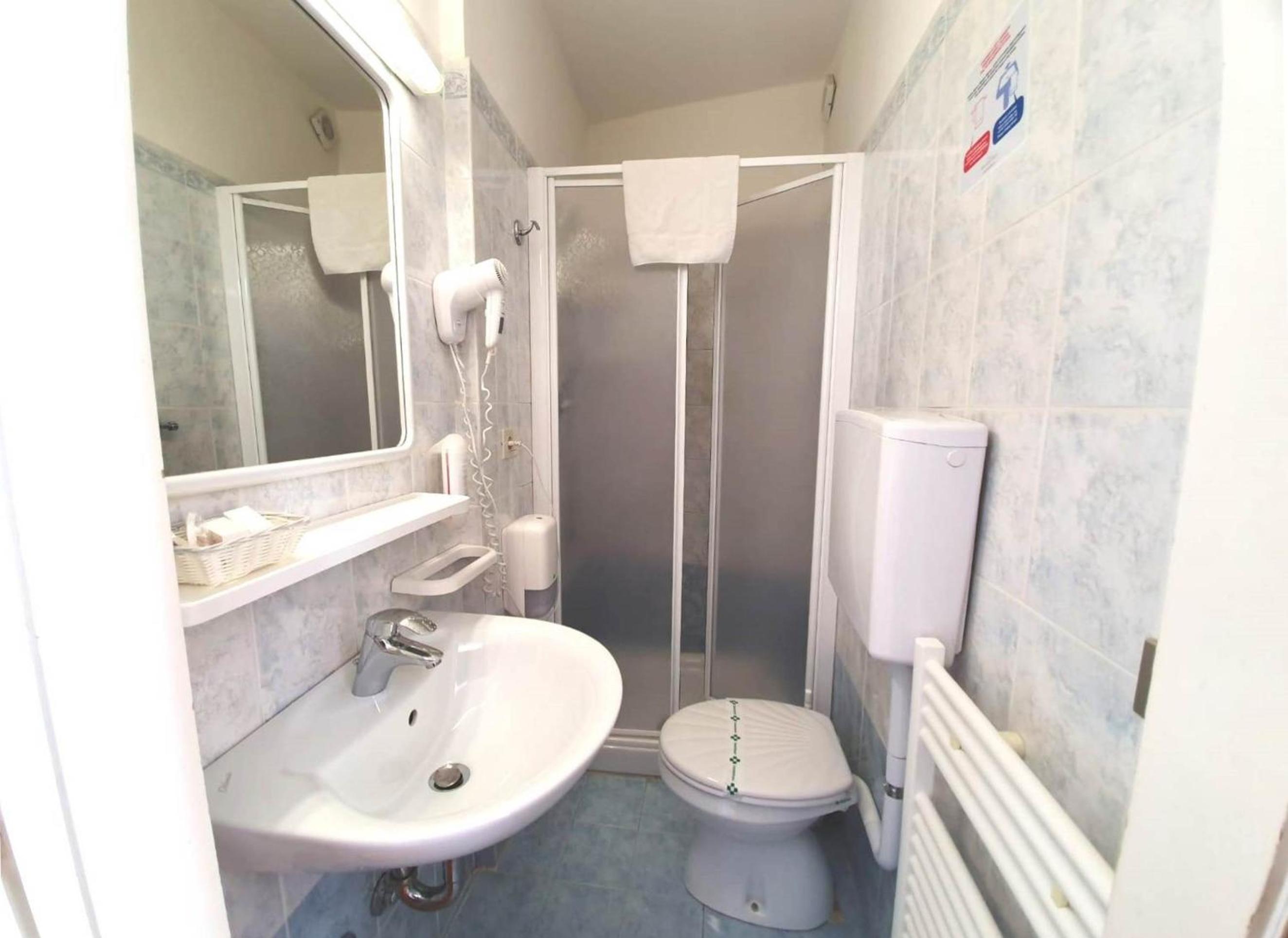 Twin Room with Private Bathroom photo 2