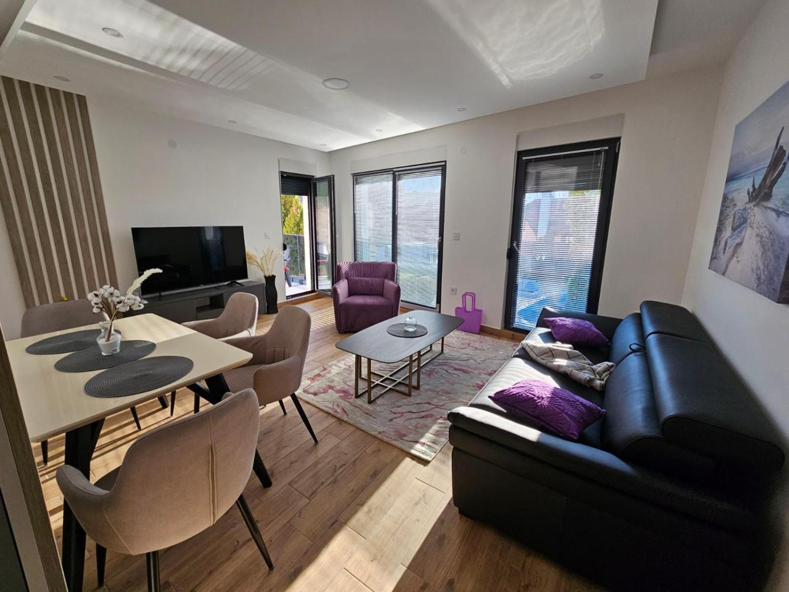 One-Bedroom Apartment photo 1