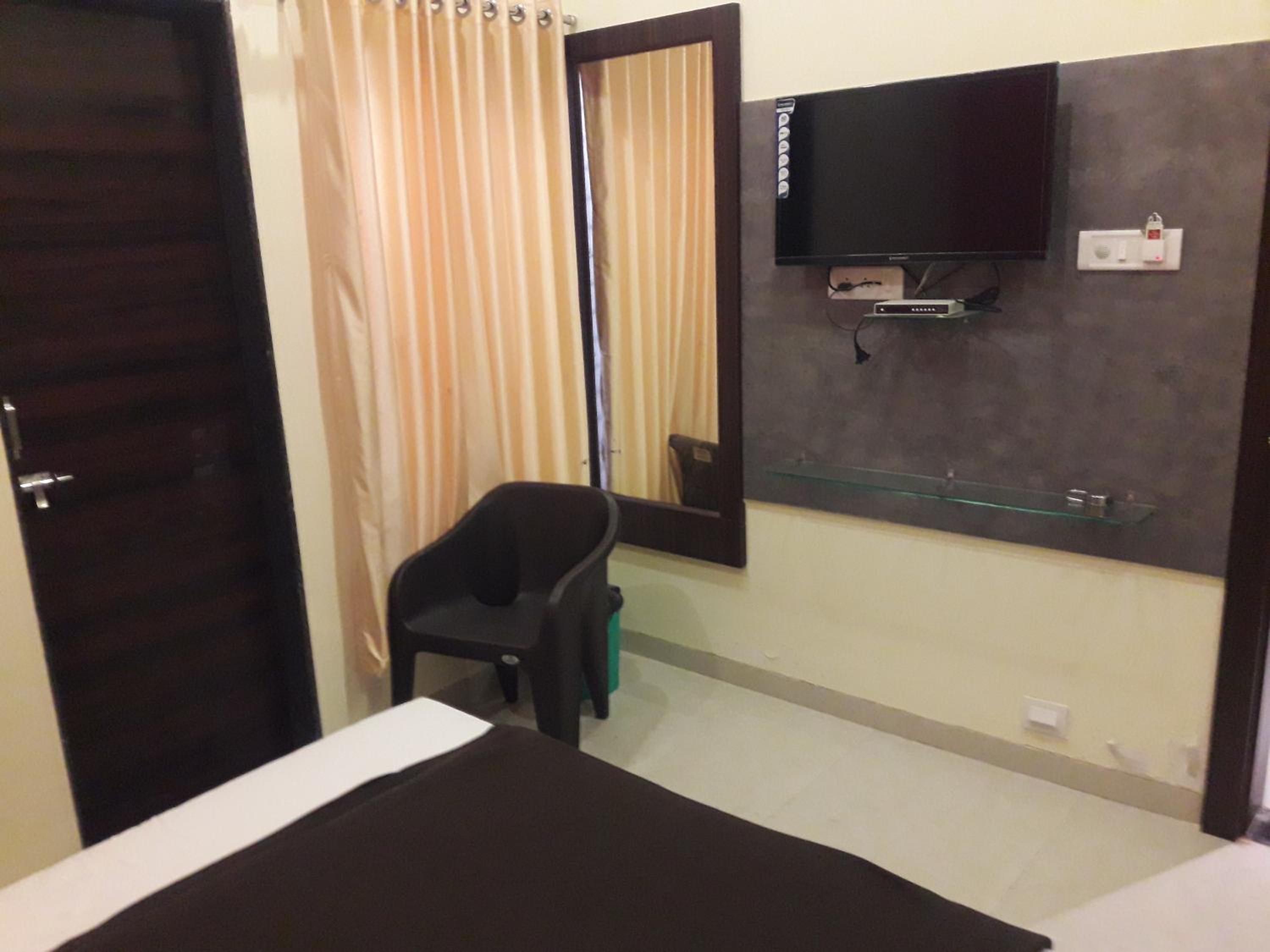 Double Bed Non AC - Photo 3