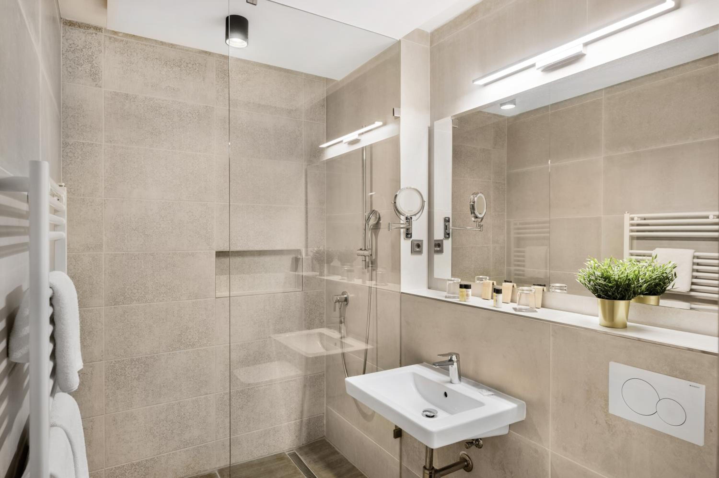 Standard Double or Twin Room - Photo 4
