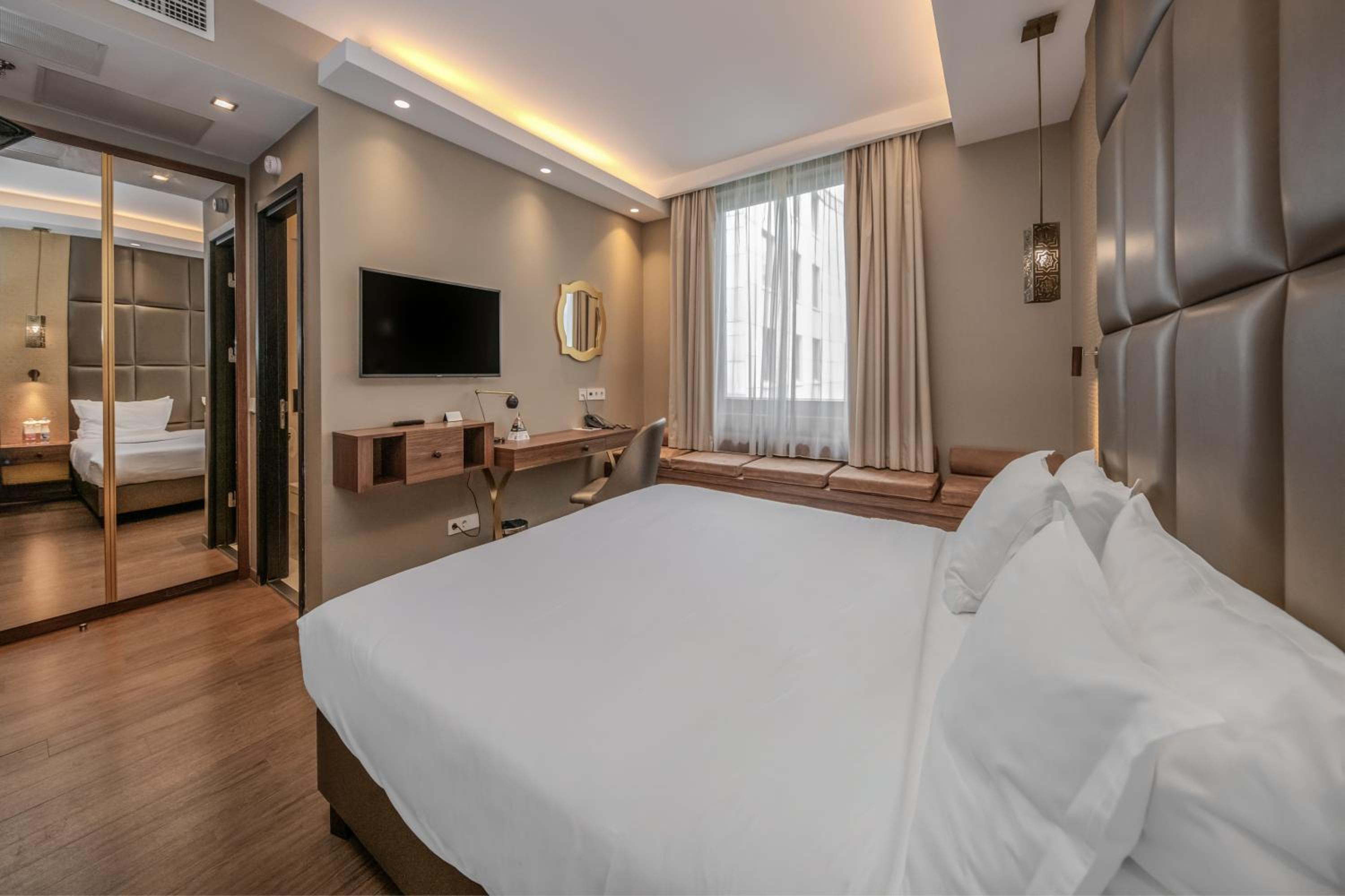 Deluxe Double Room thumbnail 5
