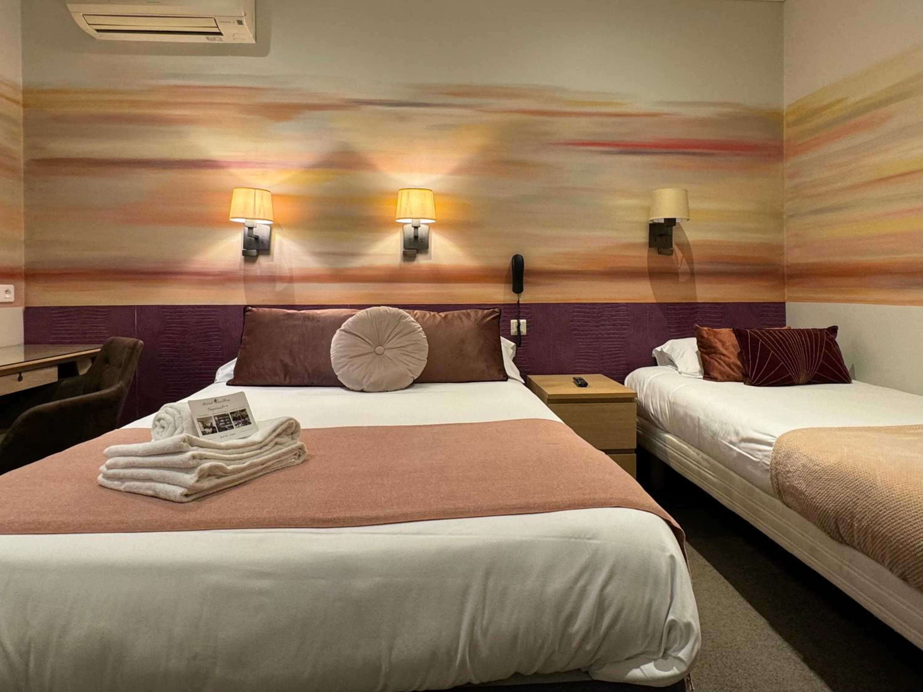 Triple Room with window overlooking a painted wall photo 3
