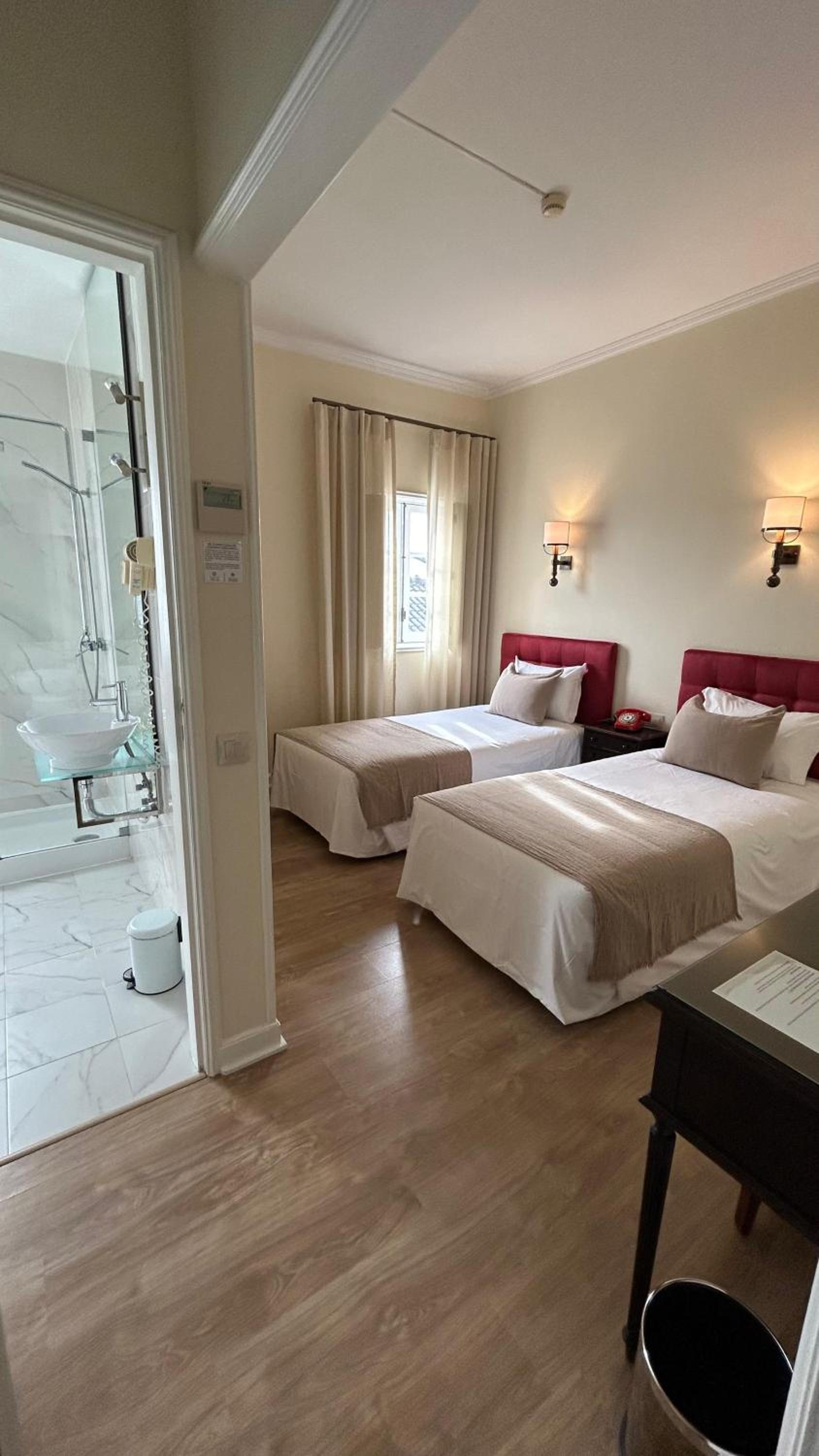 Twin Room - Photo 8