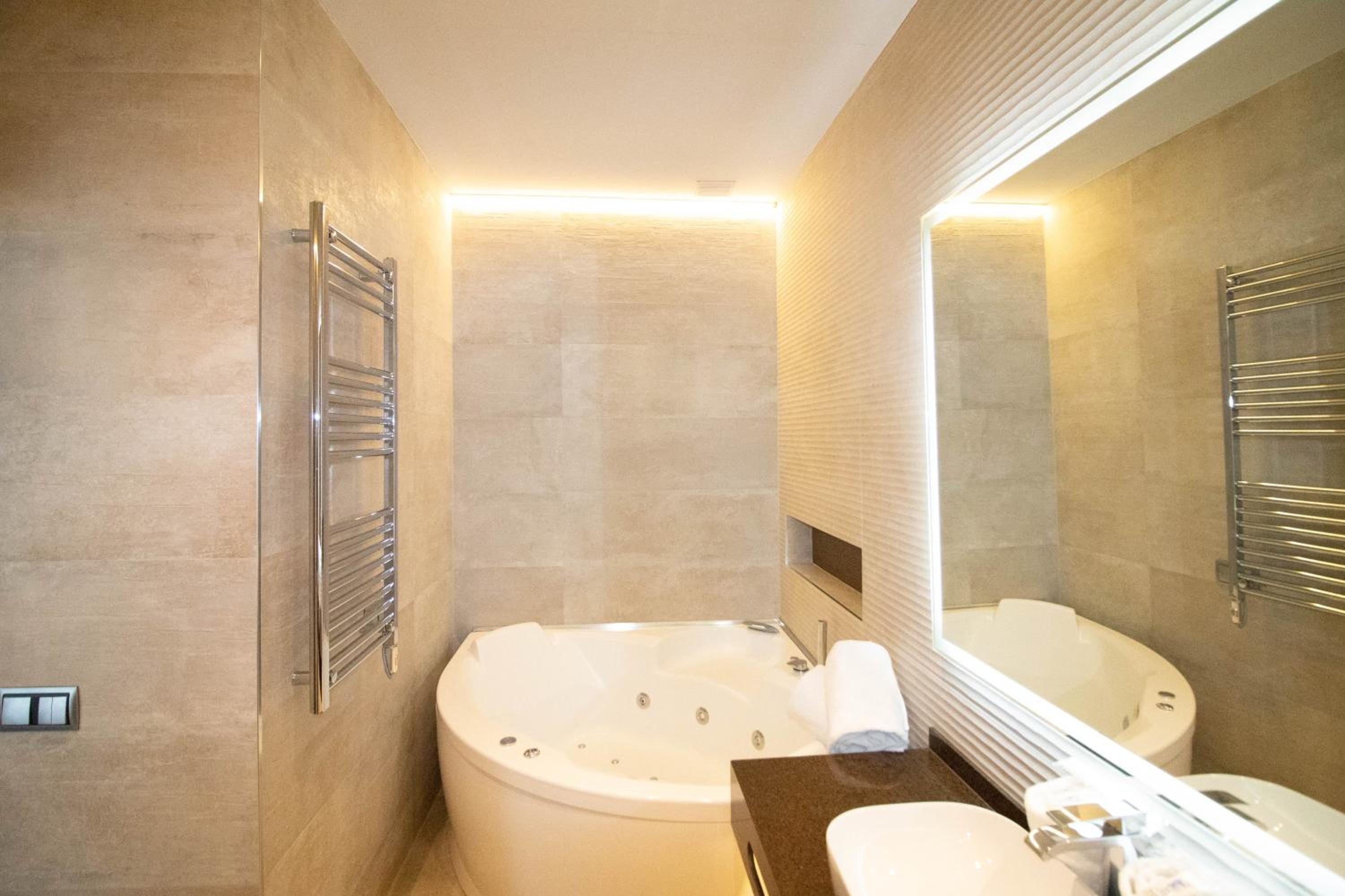 King Suite with Spa Bath - Photo 8