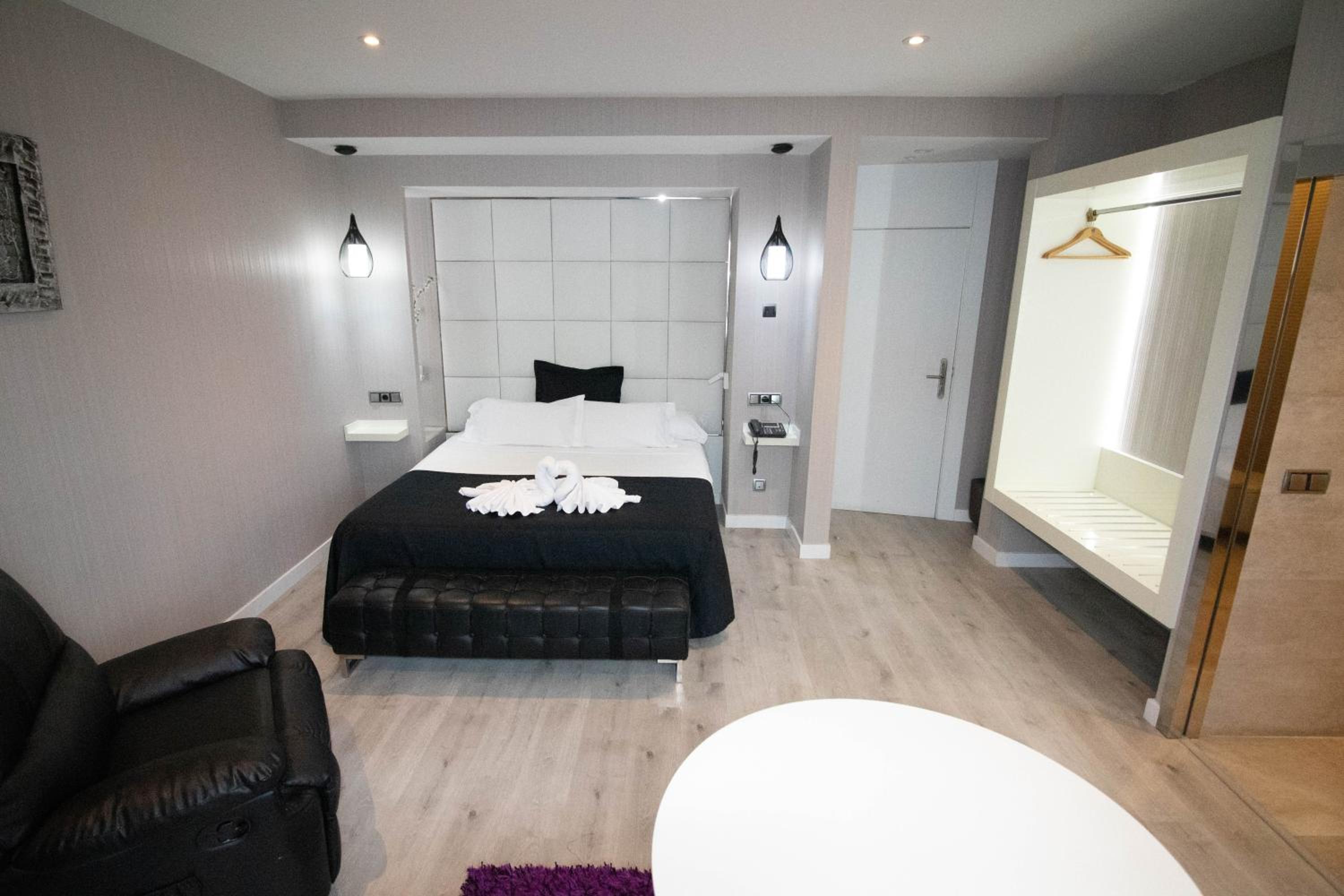 King Suite with Spa Bath - Photo 6