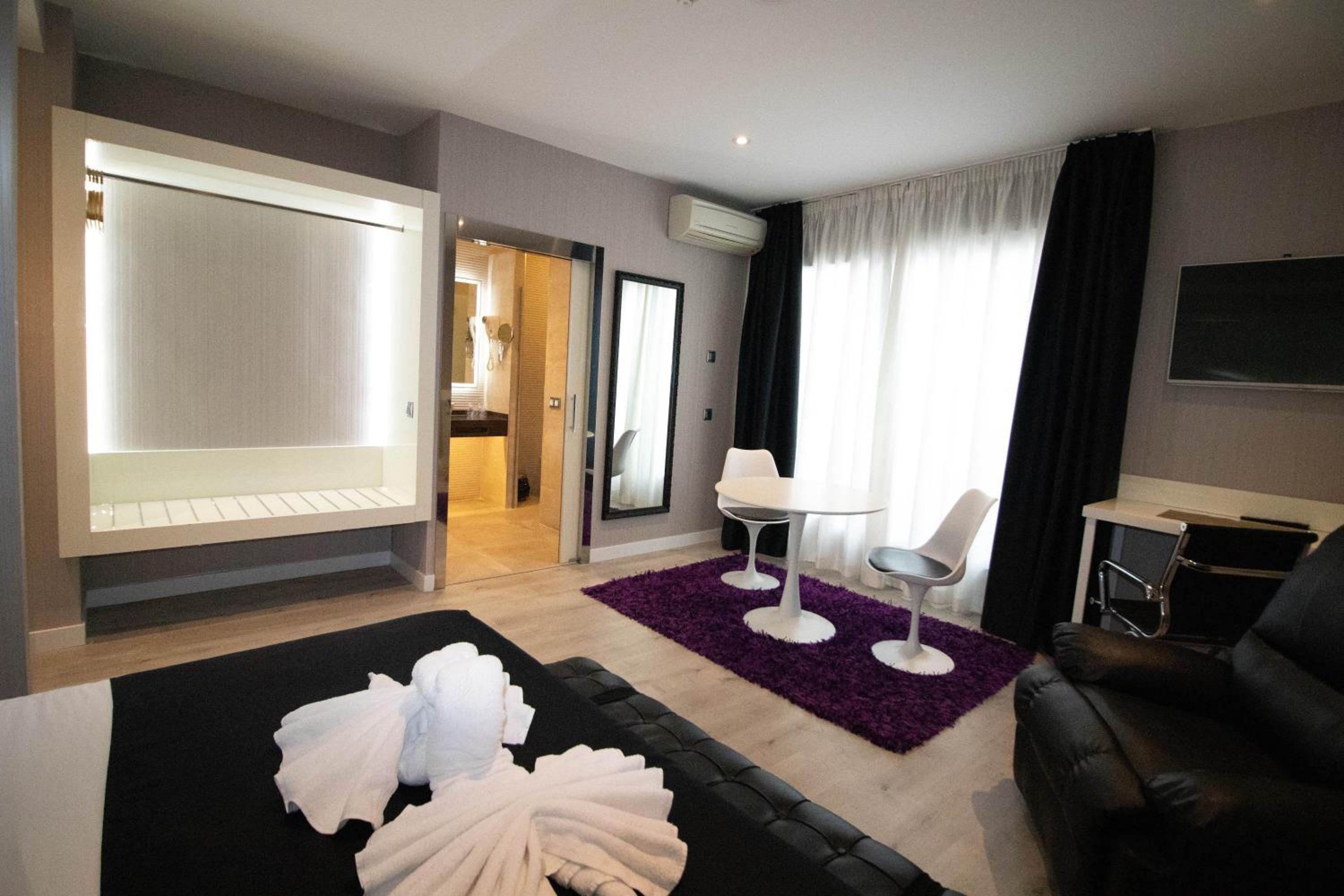 King Suite with Spa Bath - Photo 3