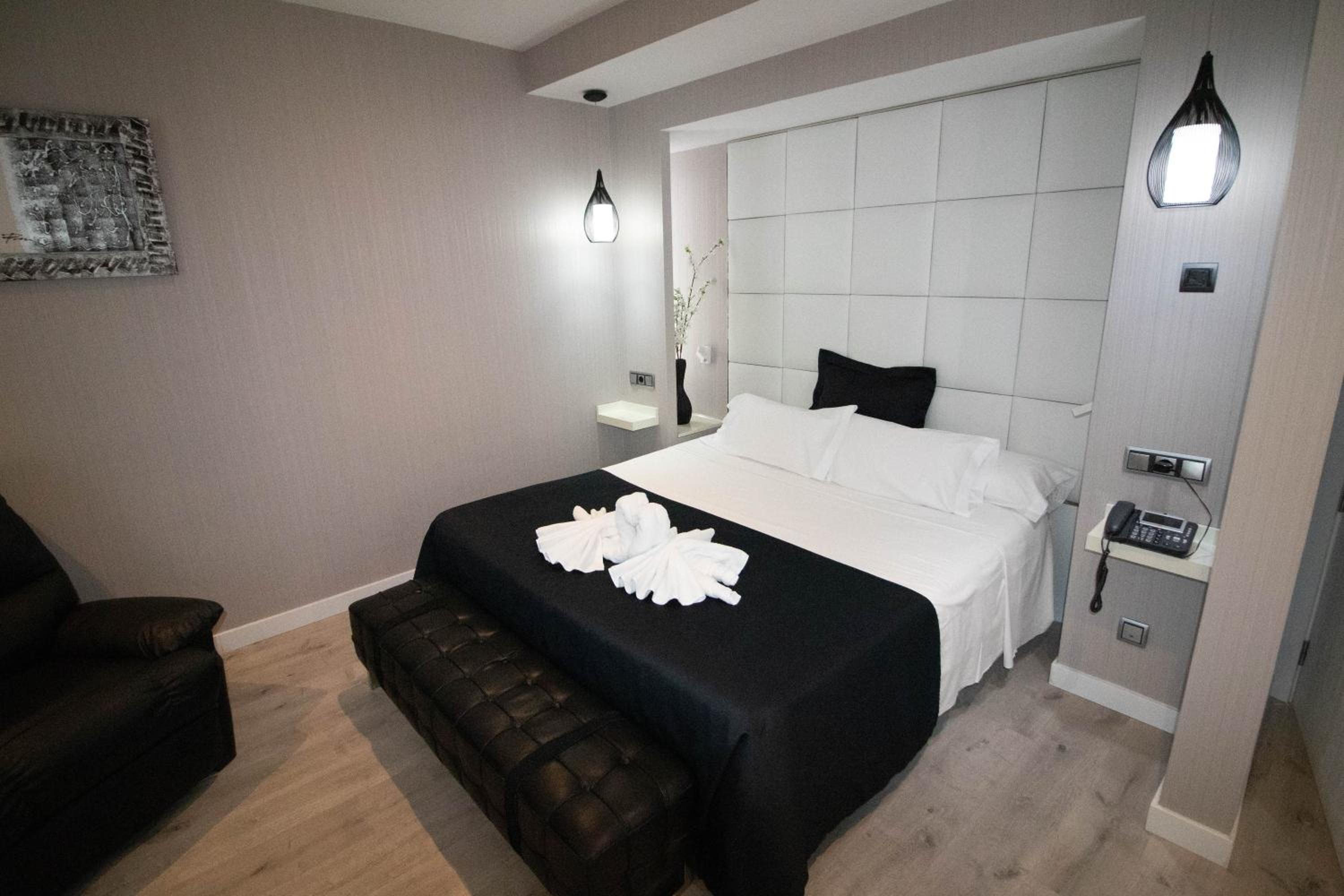 King Suite with Spa Bath - Photo 5