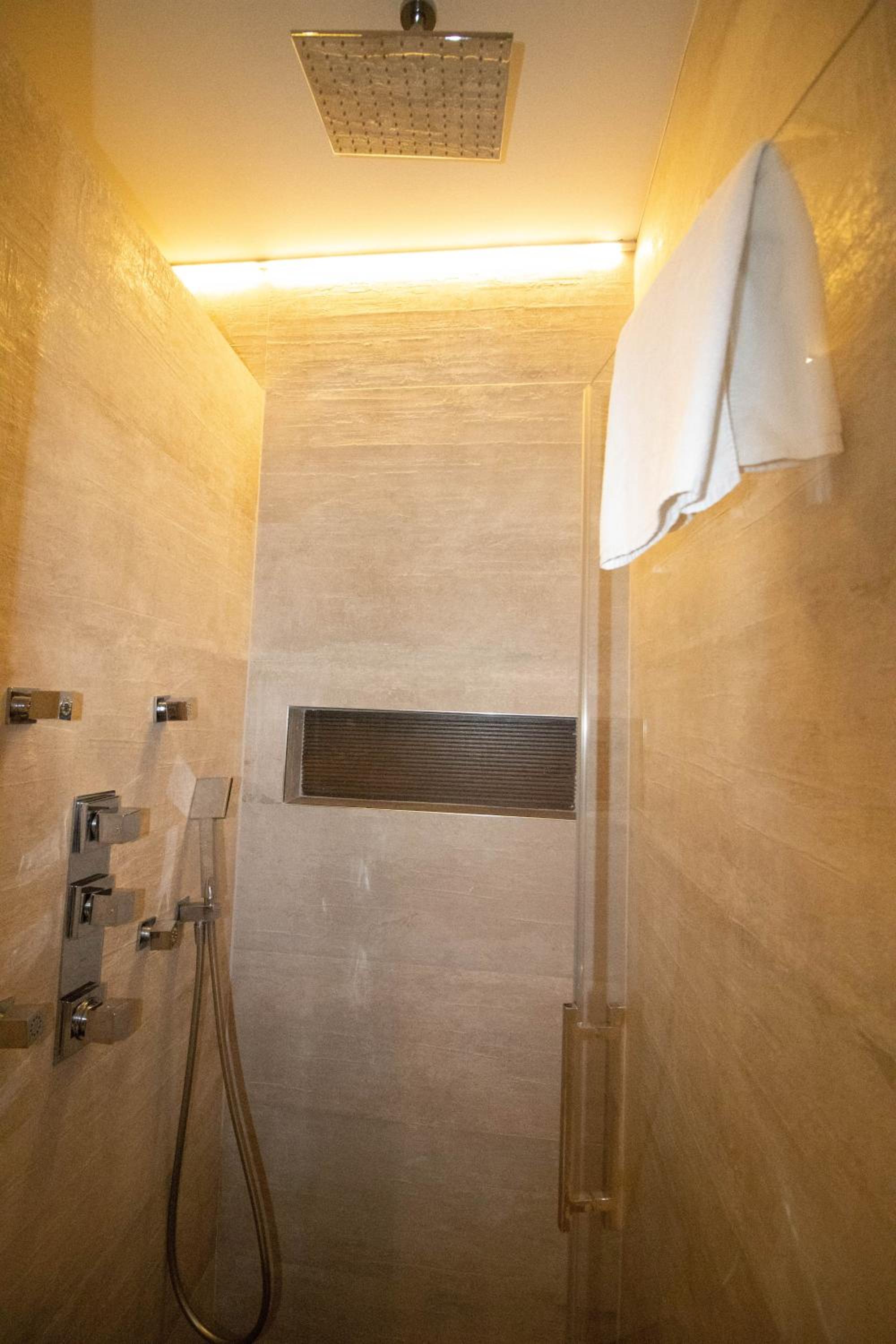 King Suite with Spa Bath - Photo 13