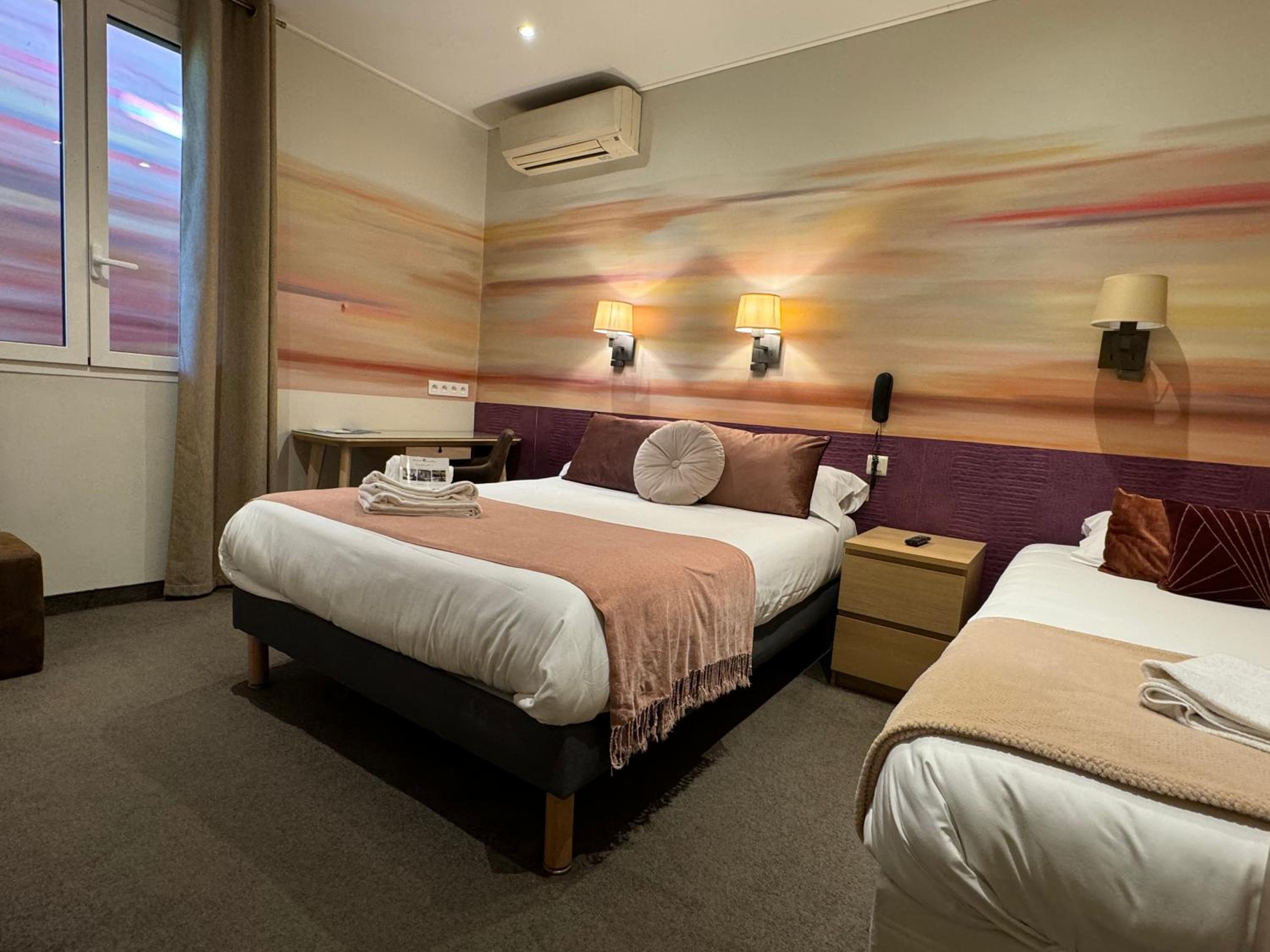 Triple Room with window overlooking a painted wall photo 2