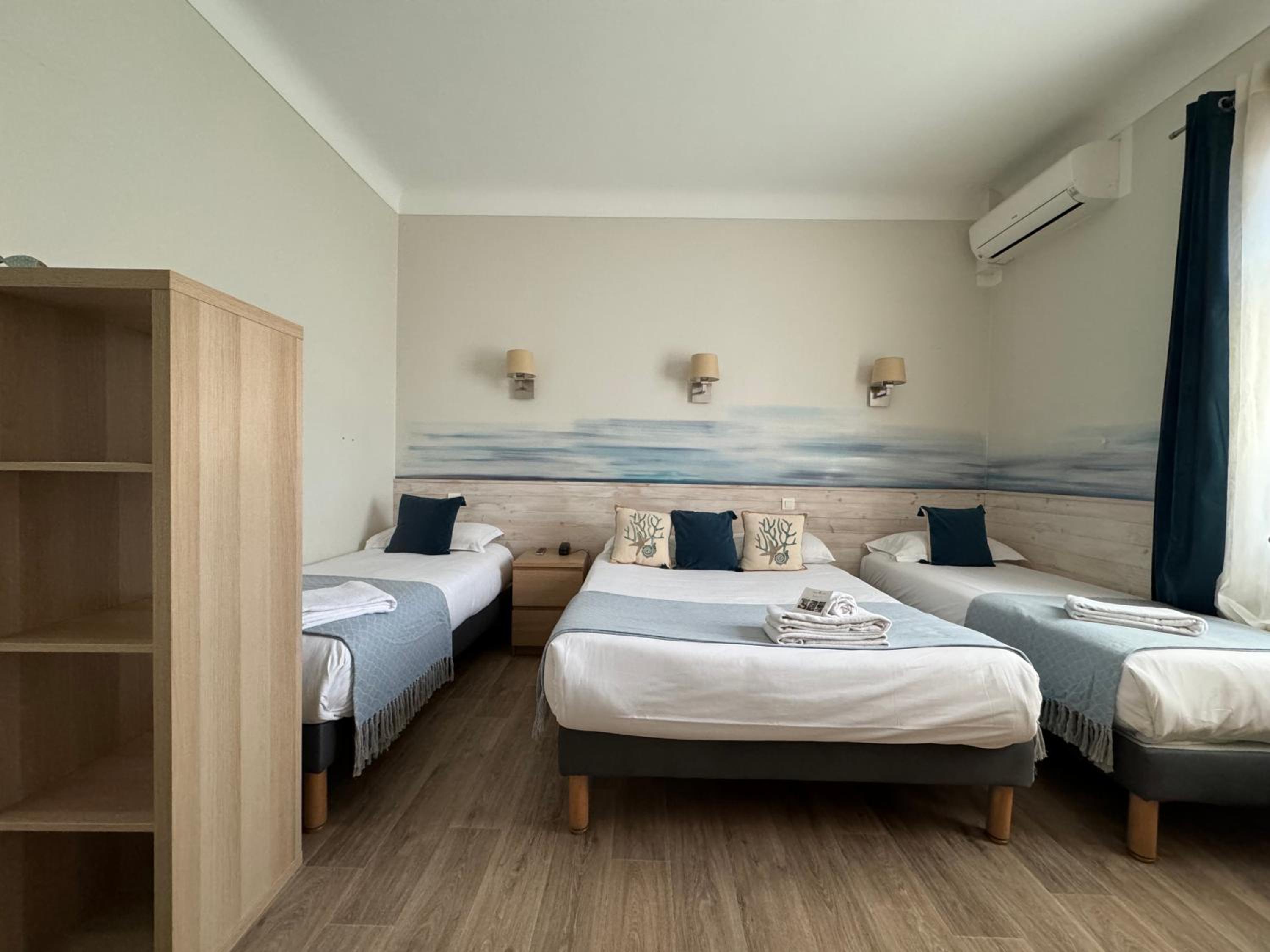 Standard Quadruple Room with window overlooking the parking photo 3