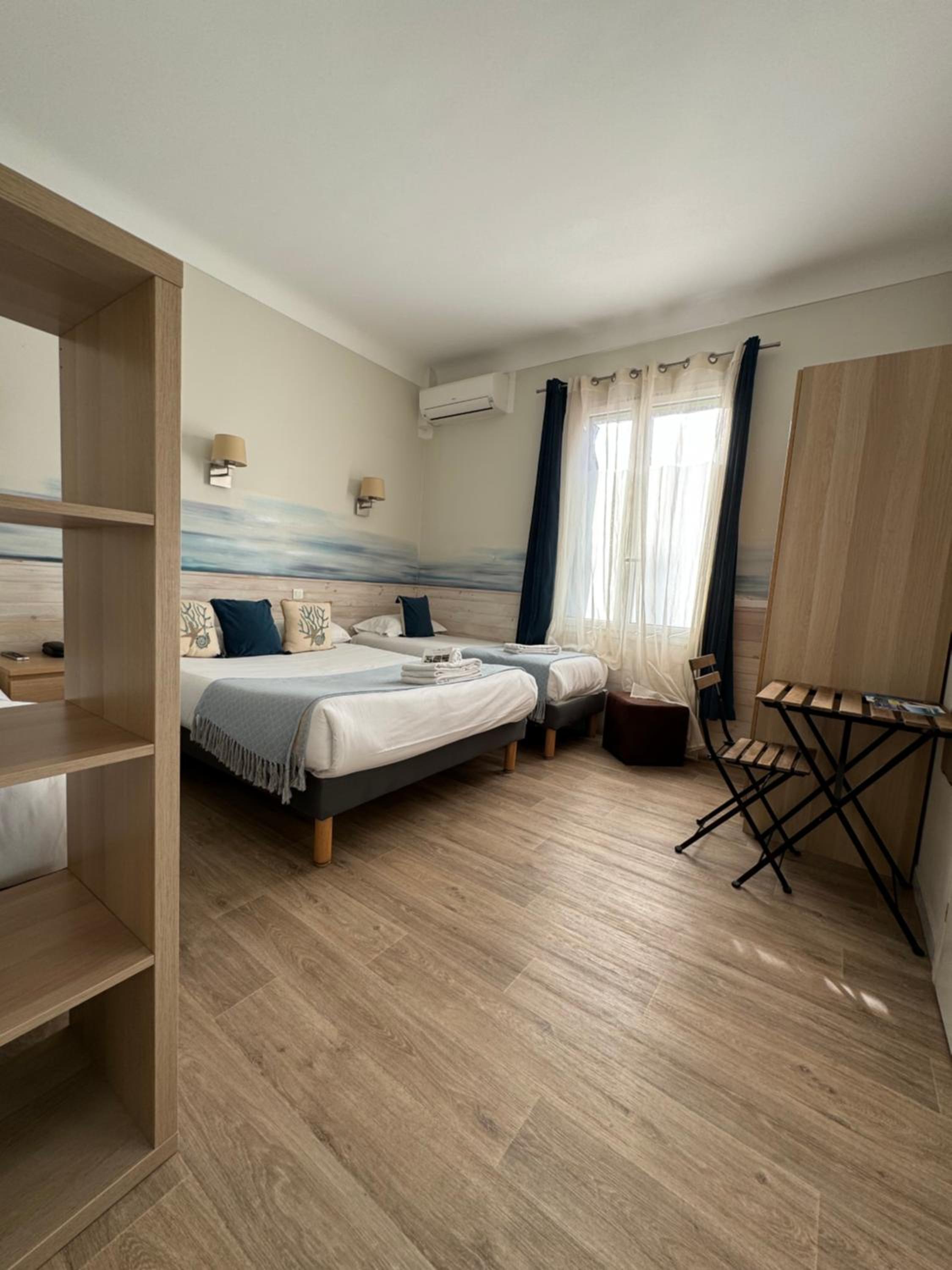 Standard Quadruple Room with window overlooking the parking photo 2
