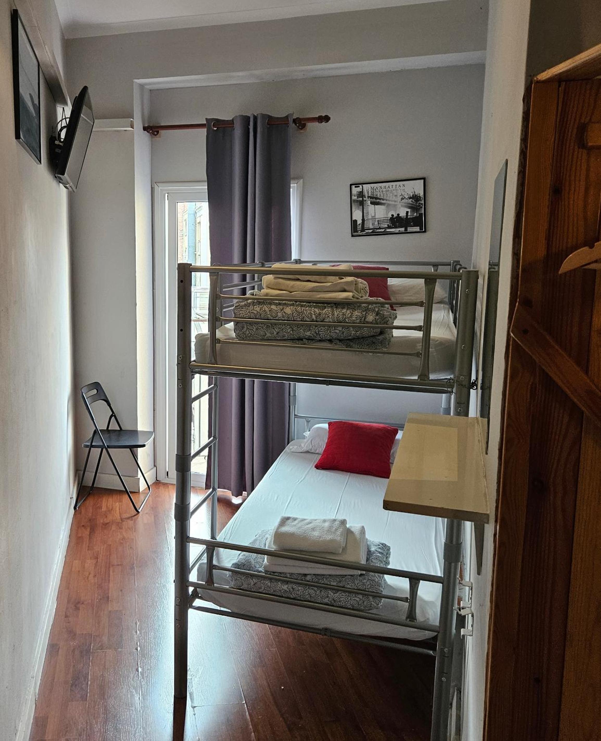 Twin Room with Bunk Beds with Private Bathroom photo 3