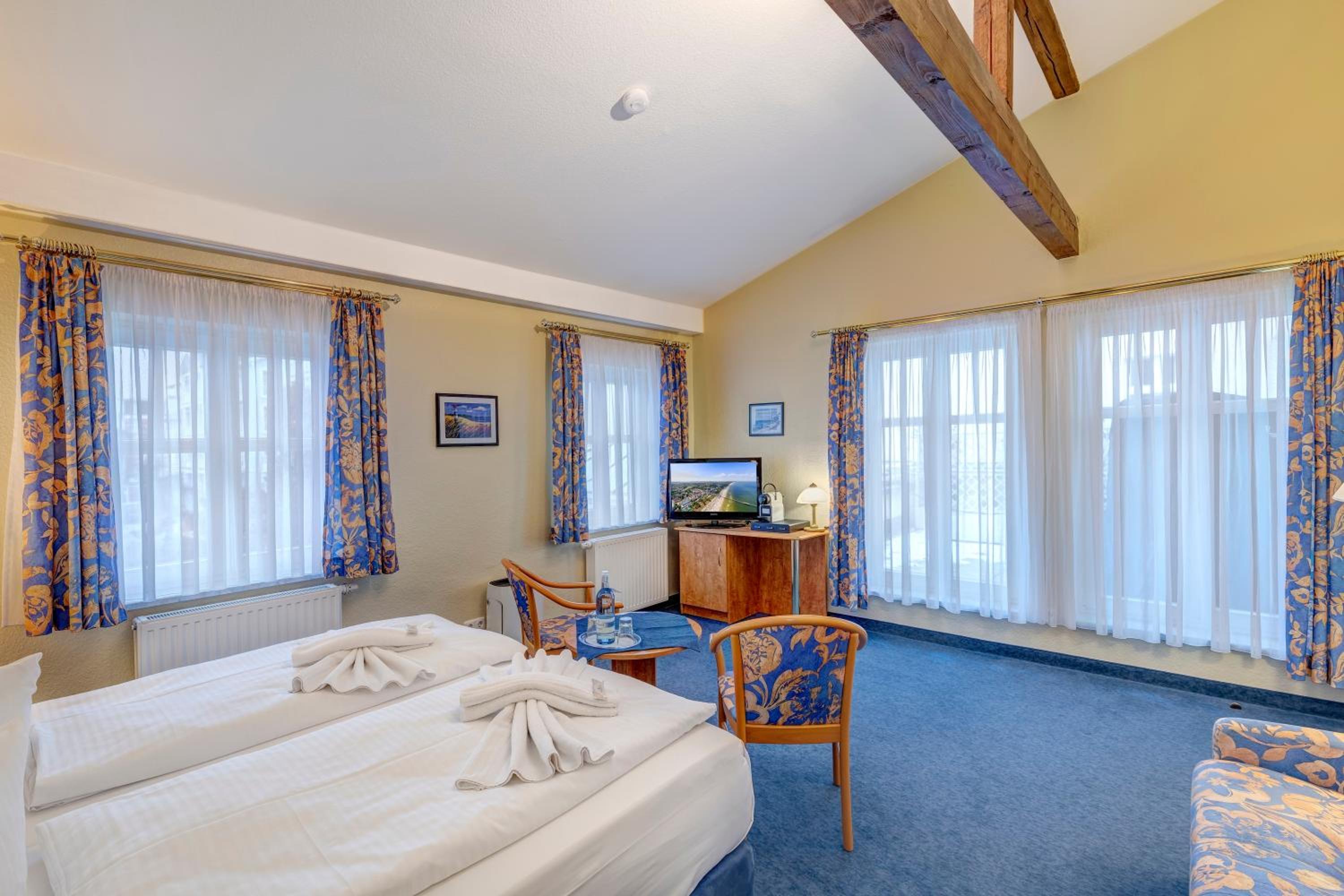 Comfort Family Room - Land Side