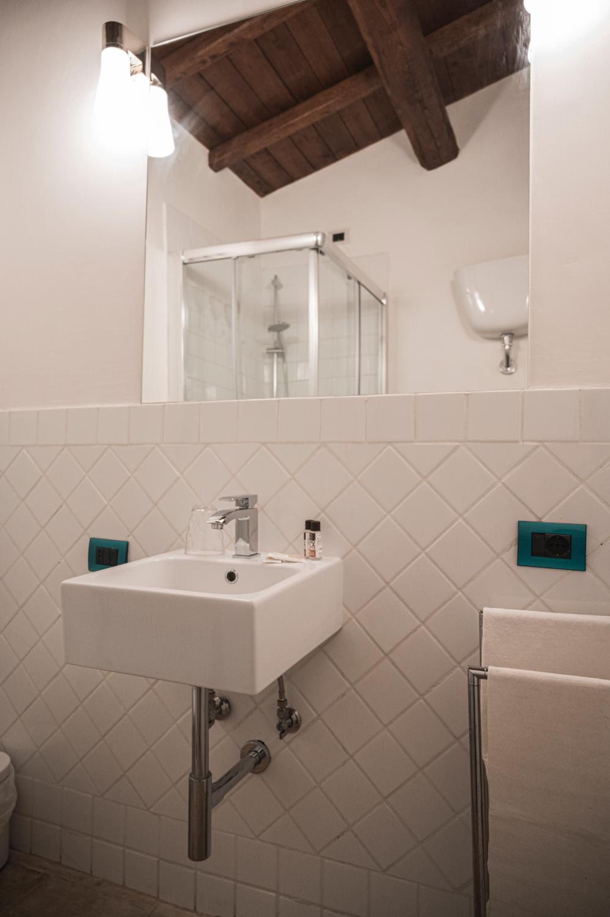 Double Room - Photo 8