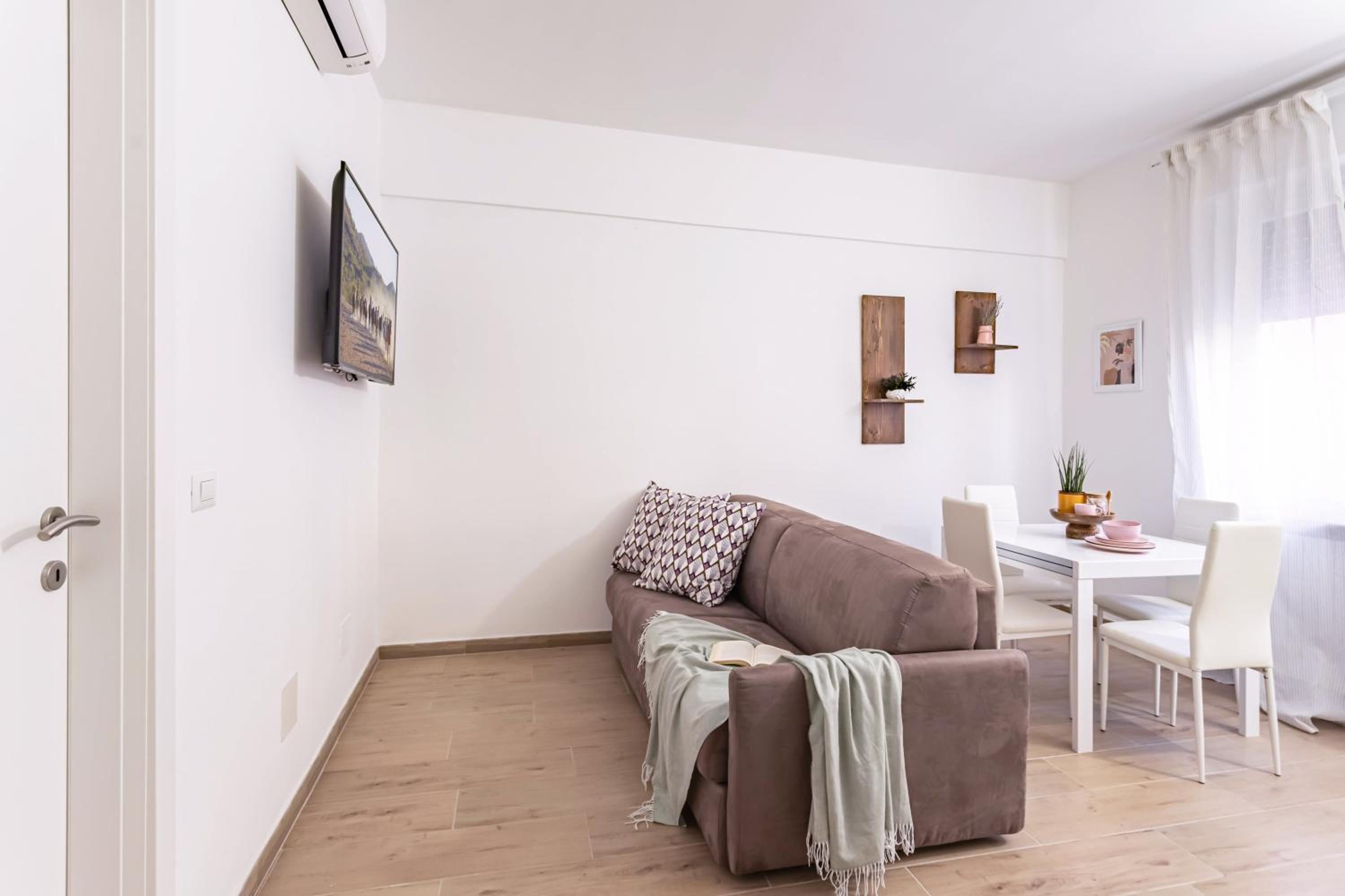 One-Bedroom Apartment photo 1
