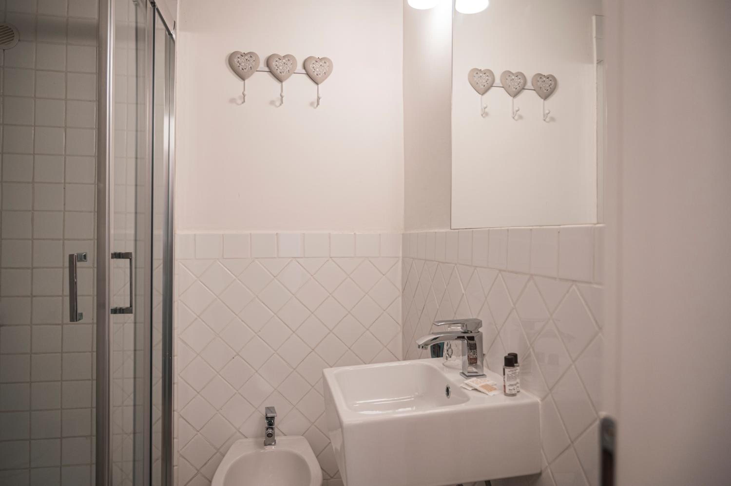 Double Room - Photo 7