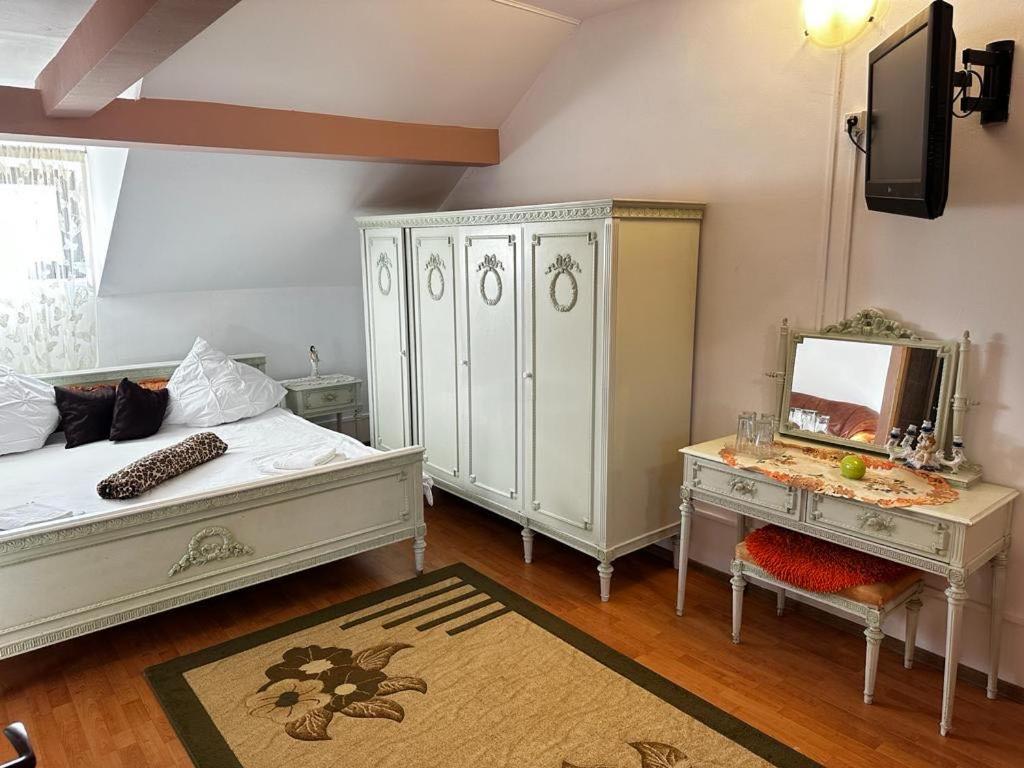 Family Room with Private Bathroom photo 3