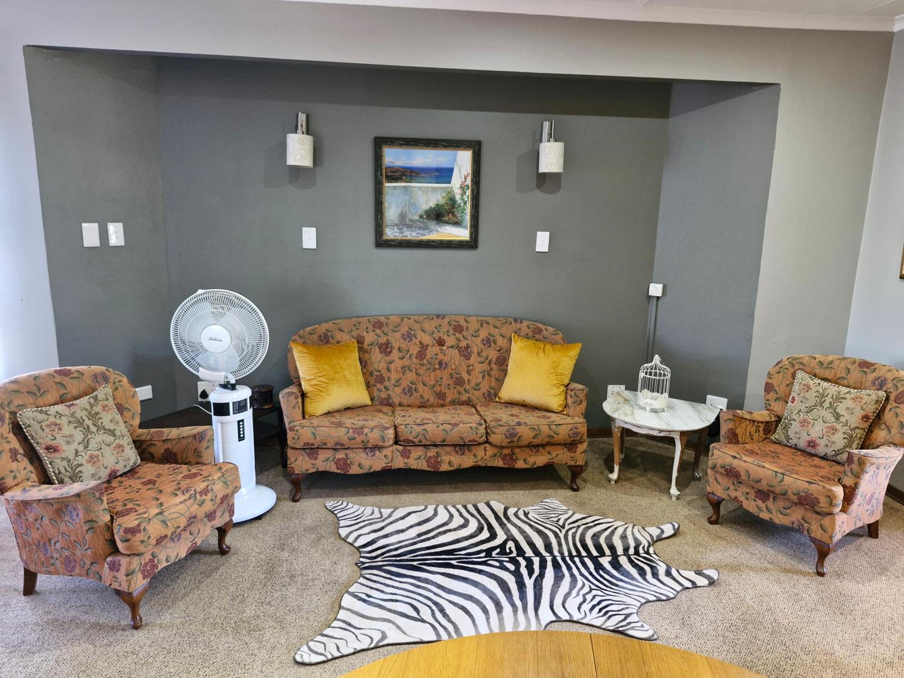 Family Room with Private Bathroom - Photo 8