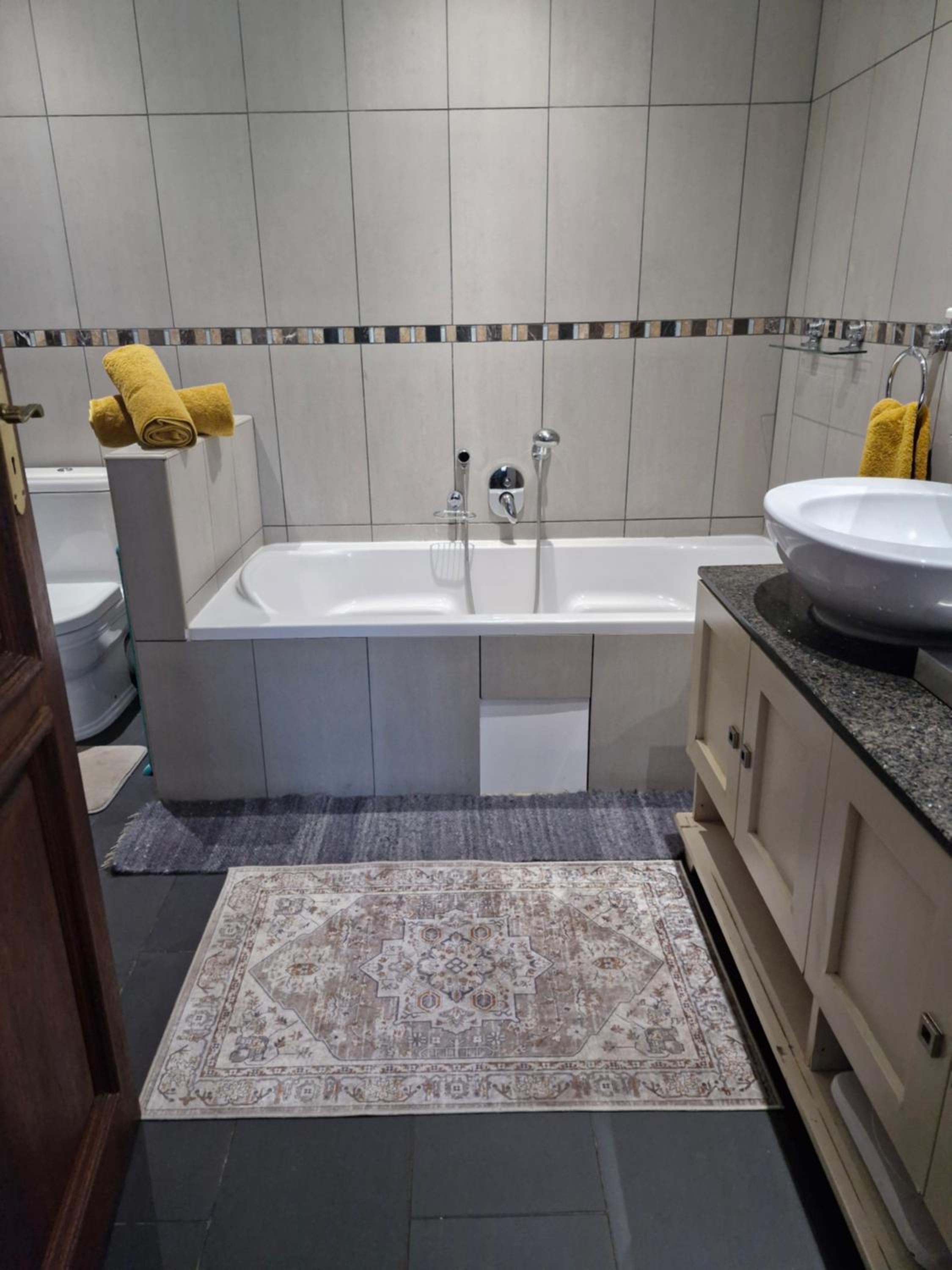 Family Room with Private Bathroom - Photo 4