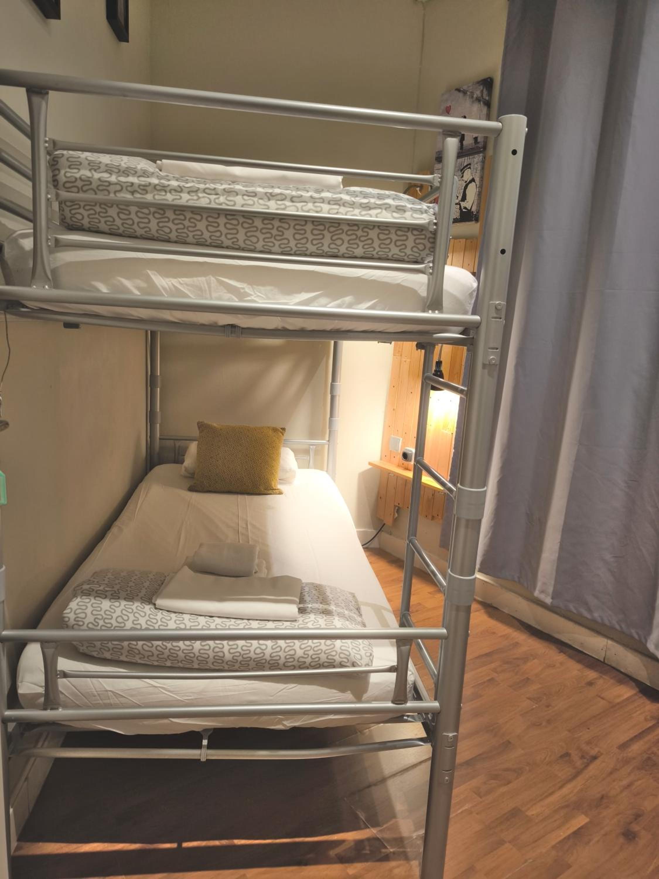 Habitación Doble Económica con Baño Compartido