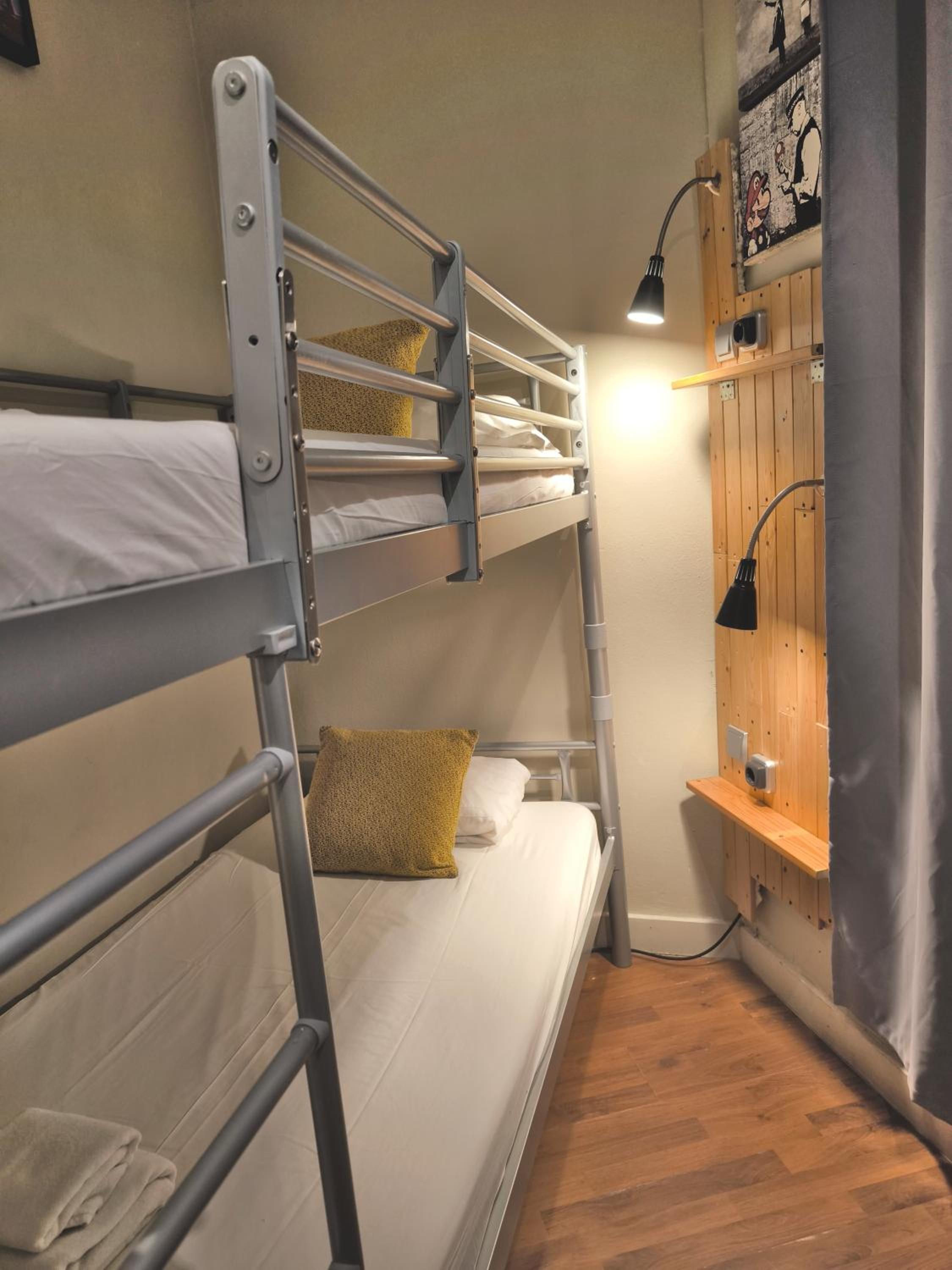 Economy Twin Room with Shared Bathroom photo 2