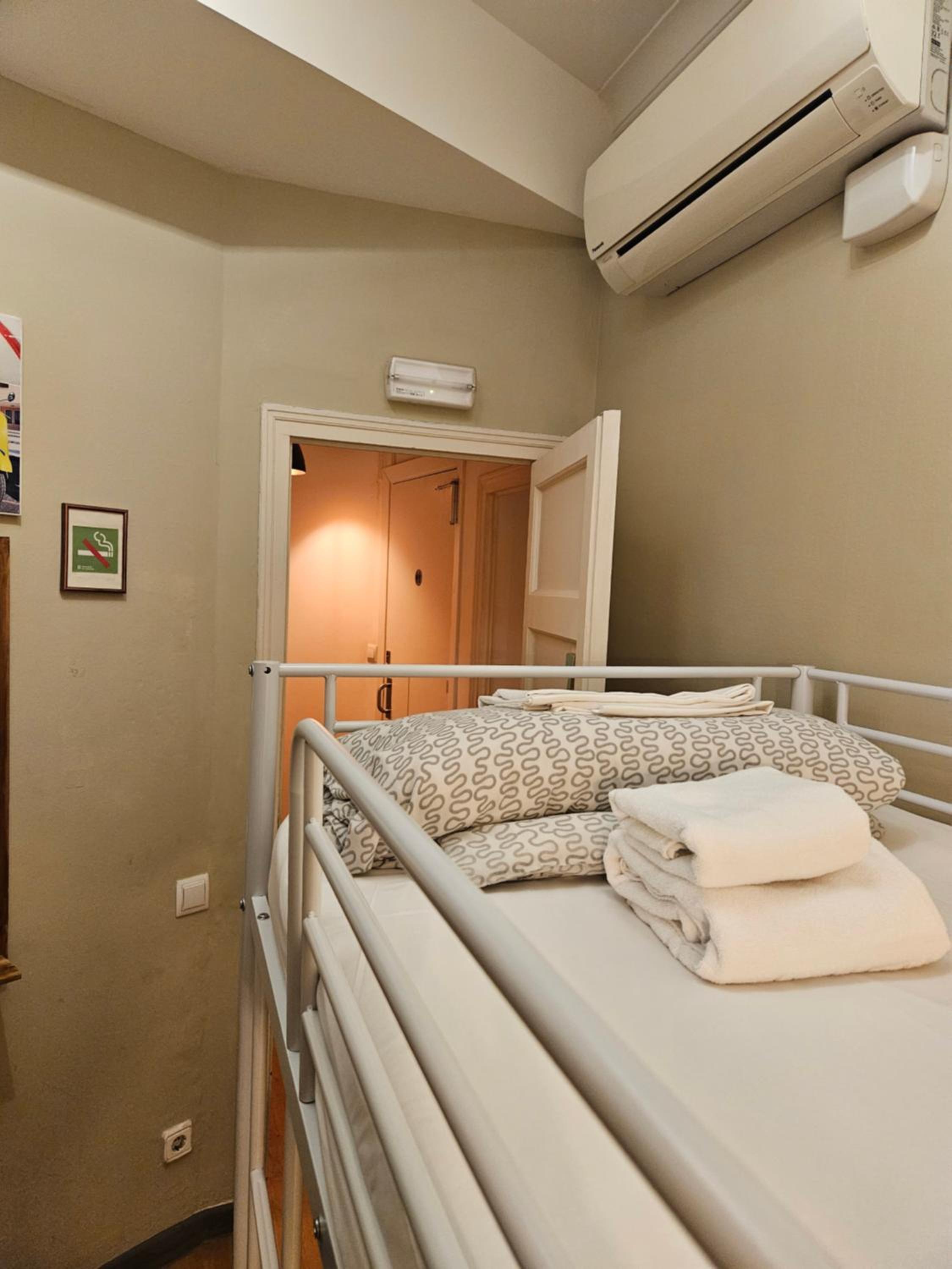 Economy Twin Room with Shared Bathroom photo 3