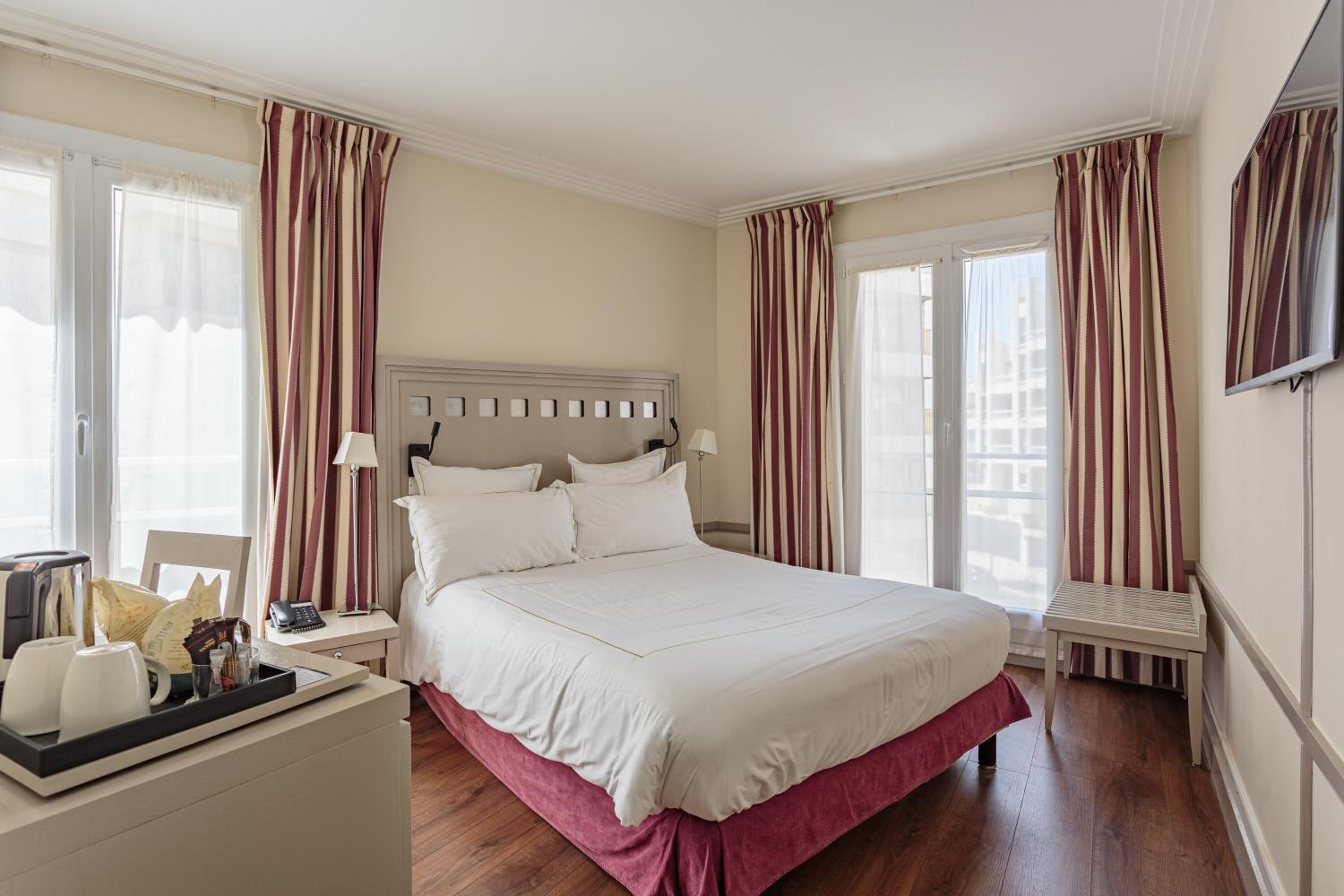 Standard Double or Twin Room thumbnail 6