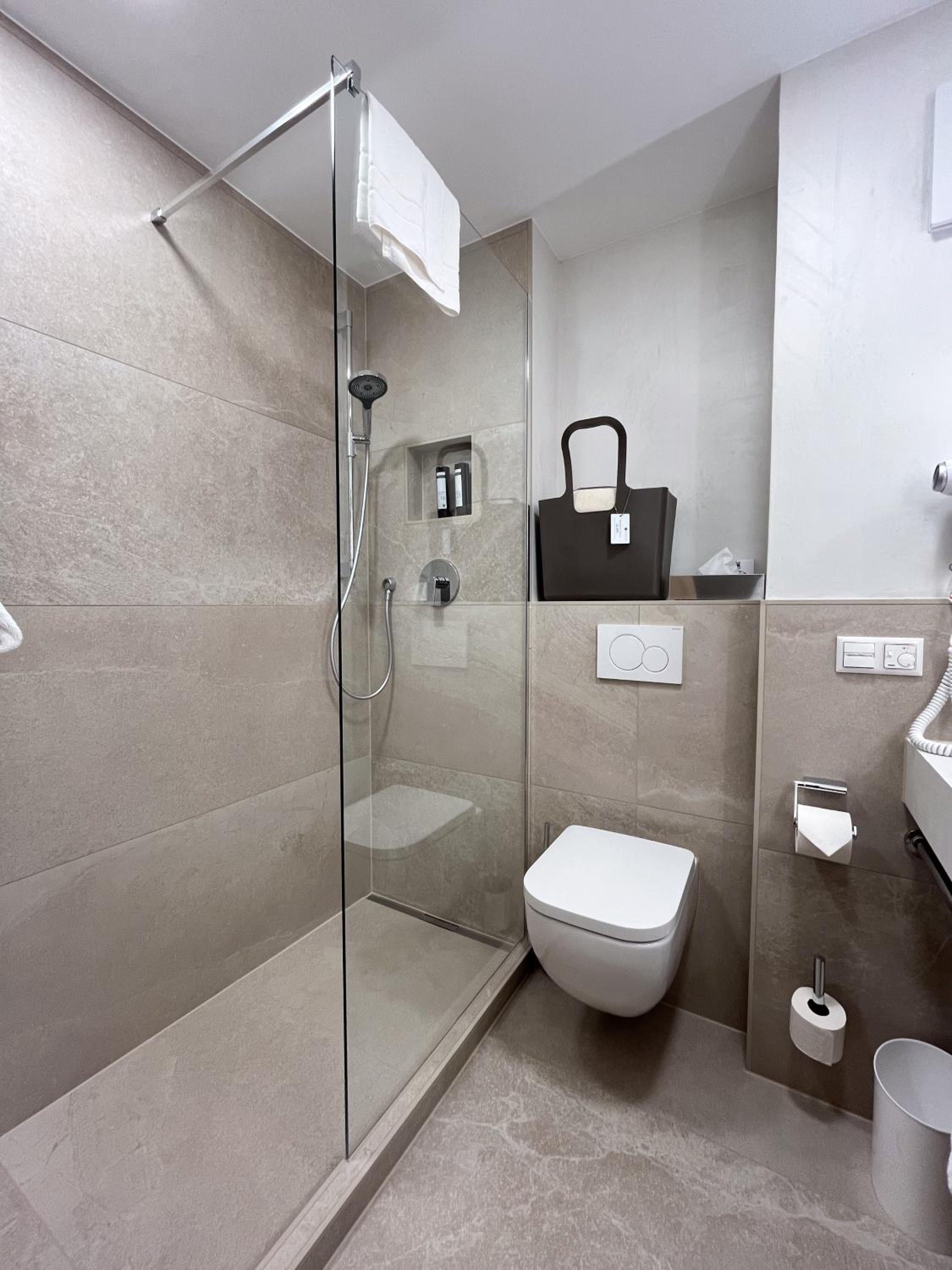 Double Room with Balcony - Photo 7