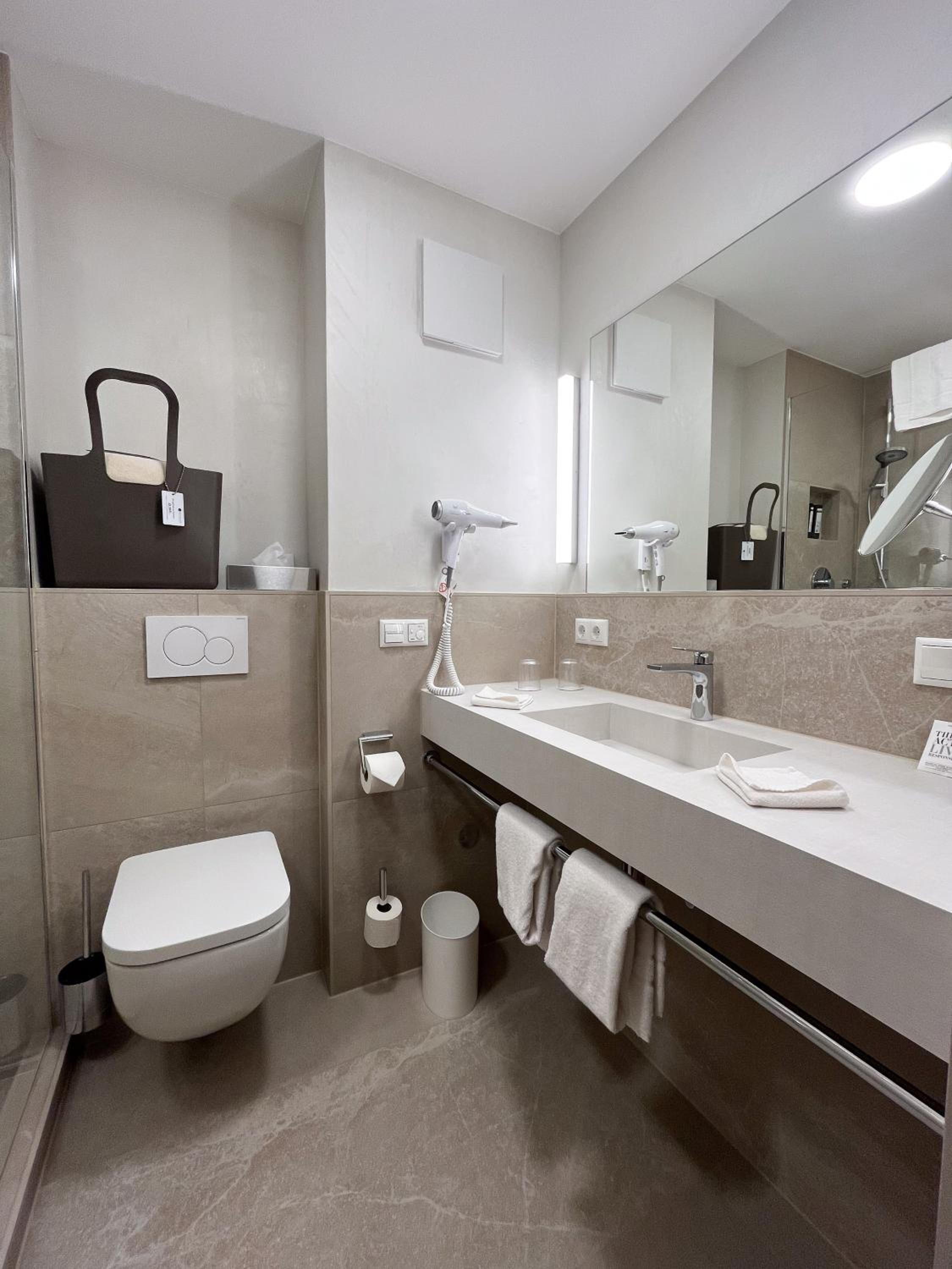 Double Room with Balcony - Photo 8