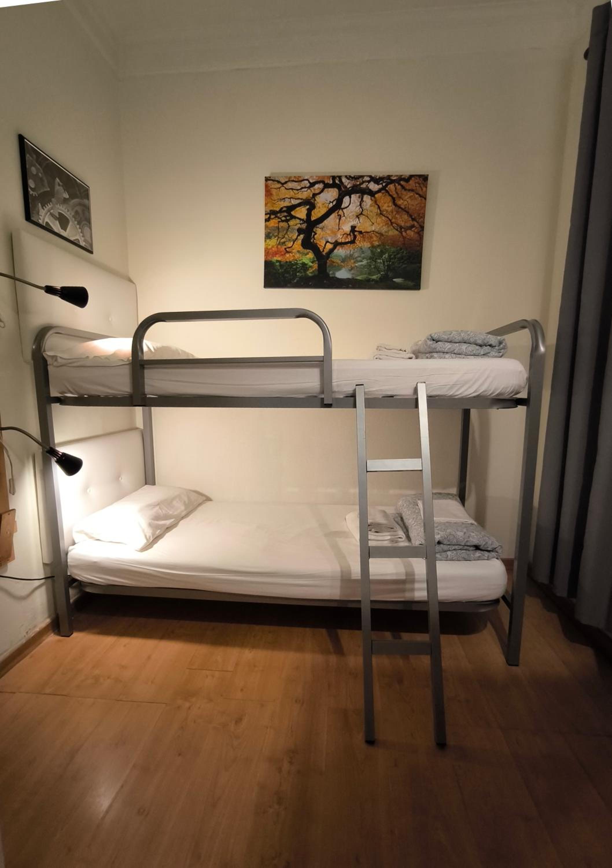 Habitación Doble con Literas y Baño Compartido
