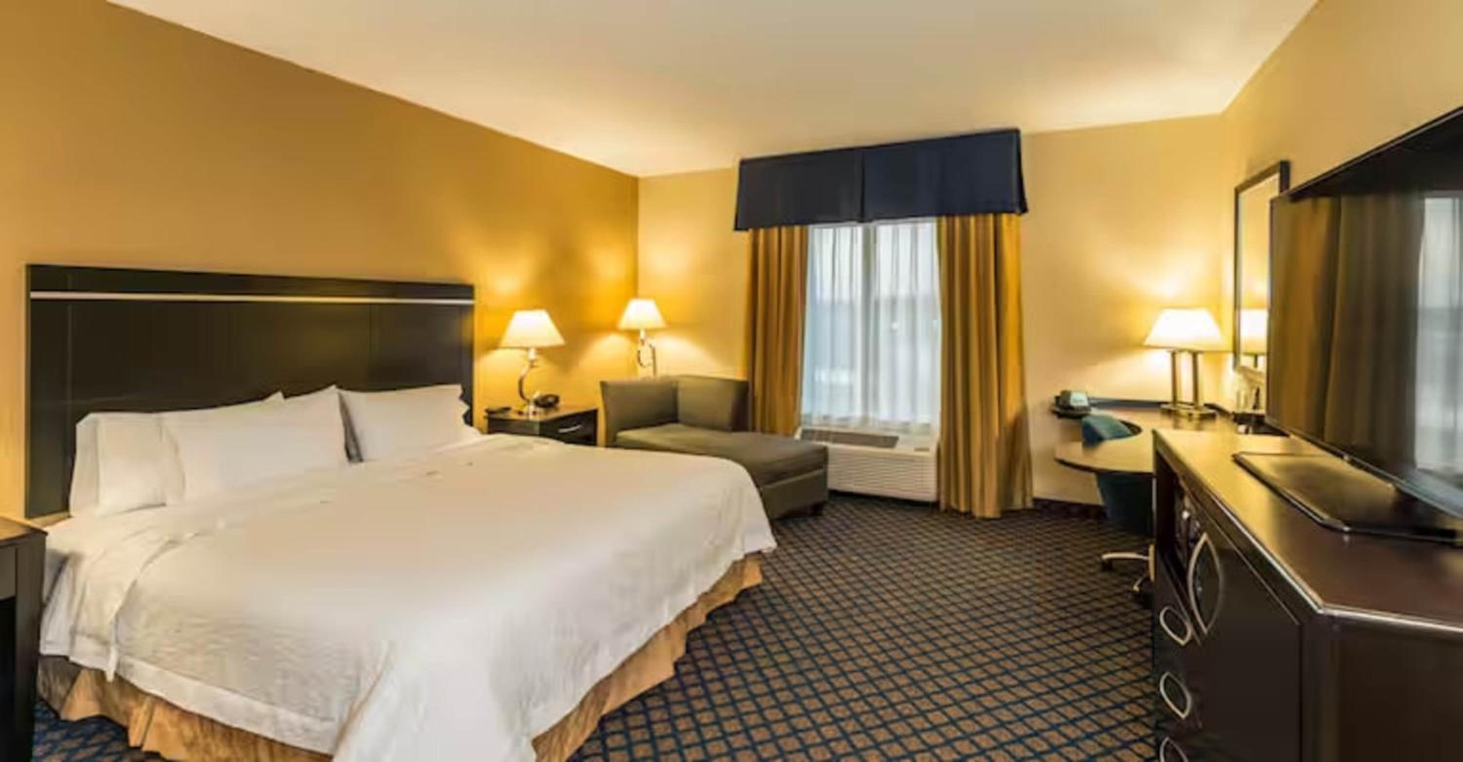 King Room with Accessible Tub - Mobility and Hearing Access/Non-Smoking - Photo 3