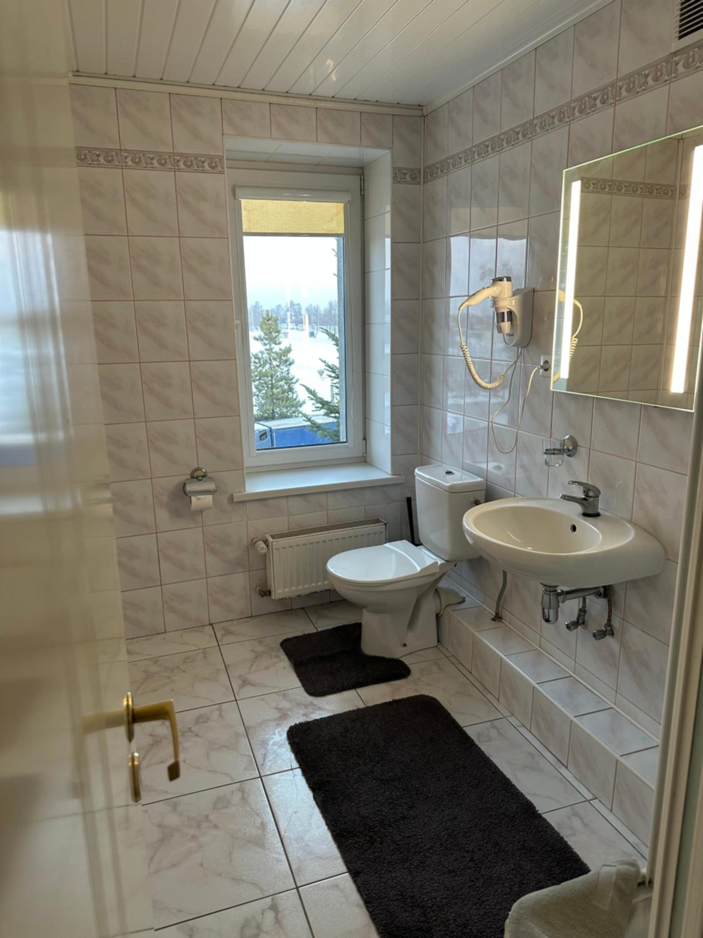 Family Room with Shared Bathroom photo 3
