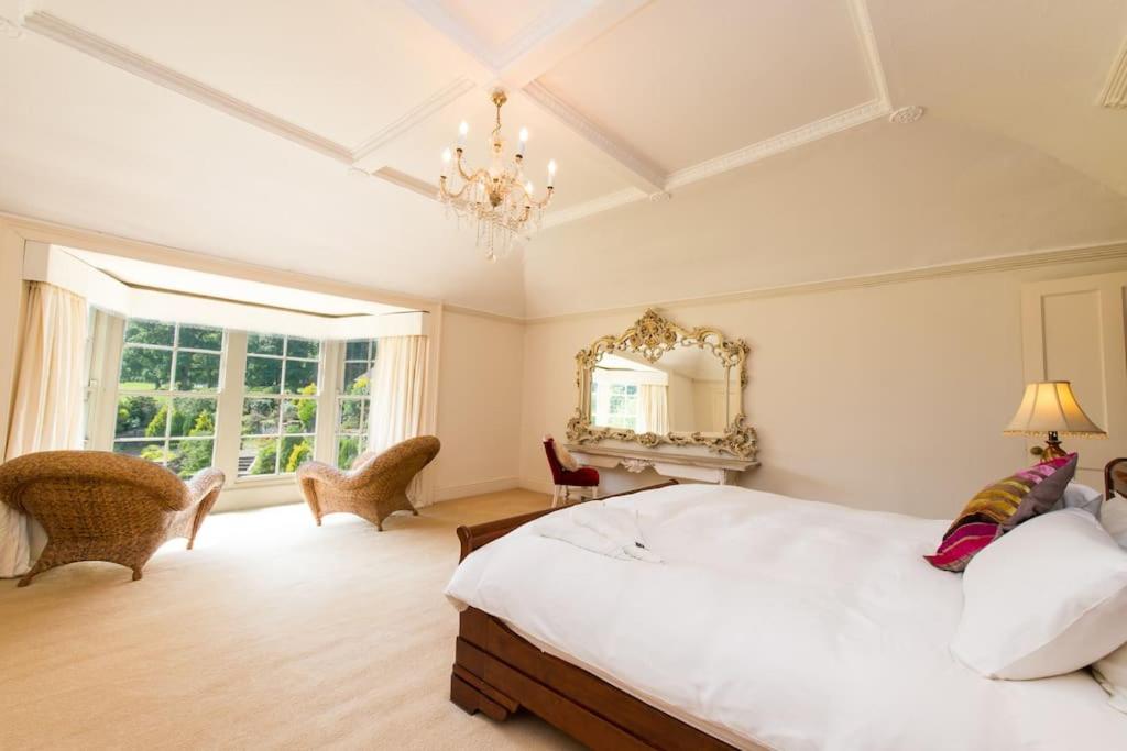 Five-Bedroom House photo 1