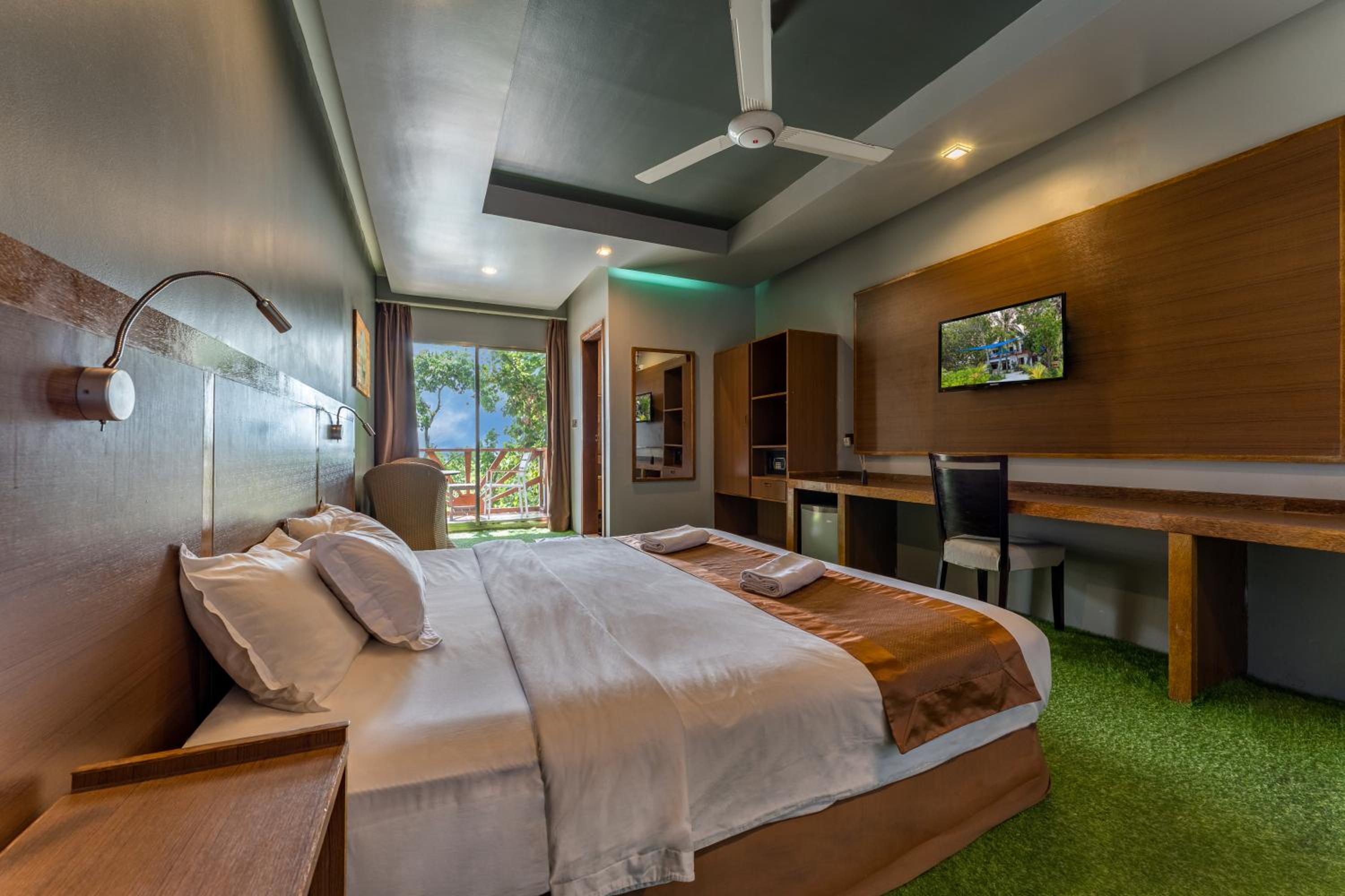 Deluxe Double Room with Balcony and Sea View - Photo 2