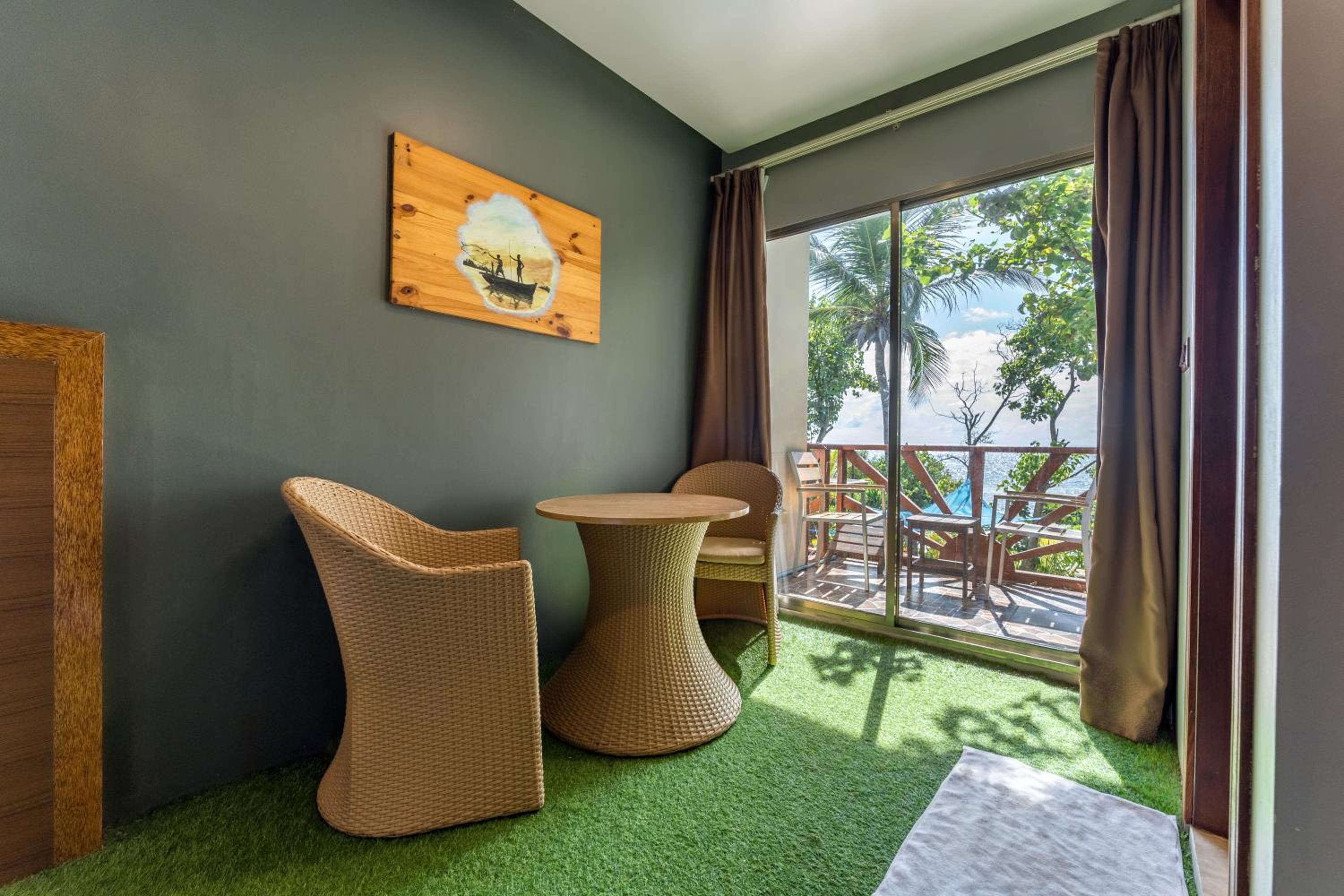 Deluxe Double Room with Balcony and Sea View - Photo 4