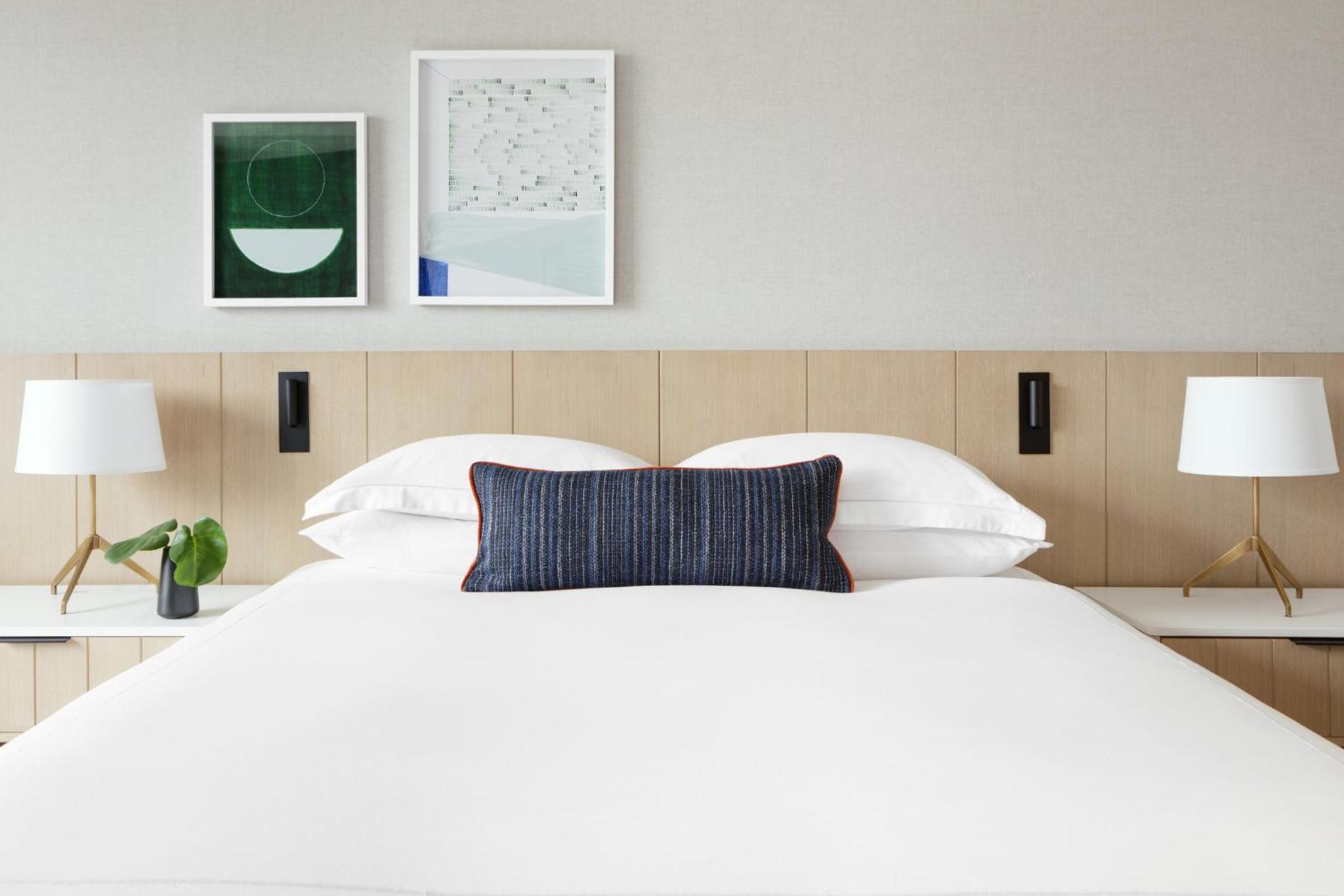 Premium King Room with Balcony - Photo 5
