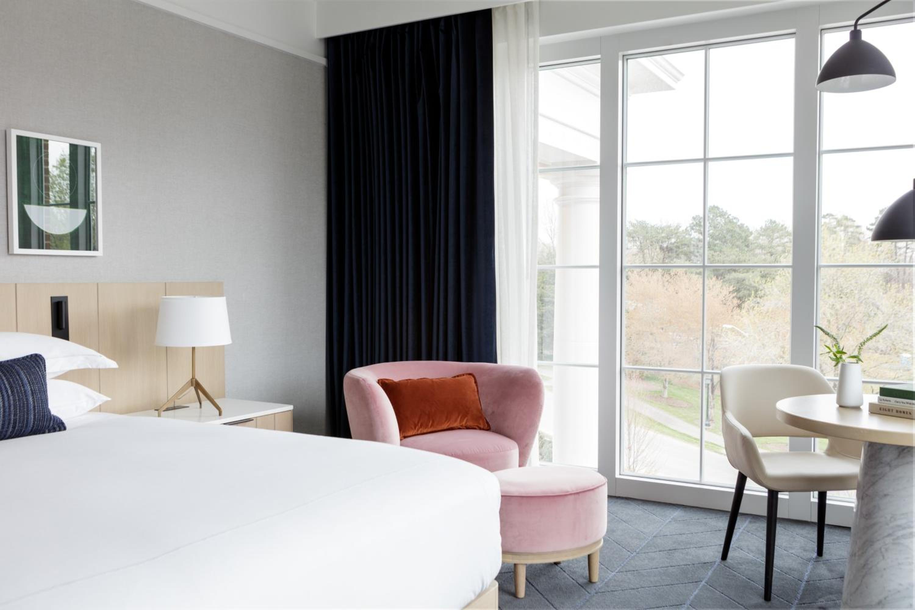 Premium Corner King Room - Photo 4