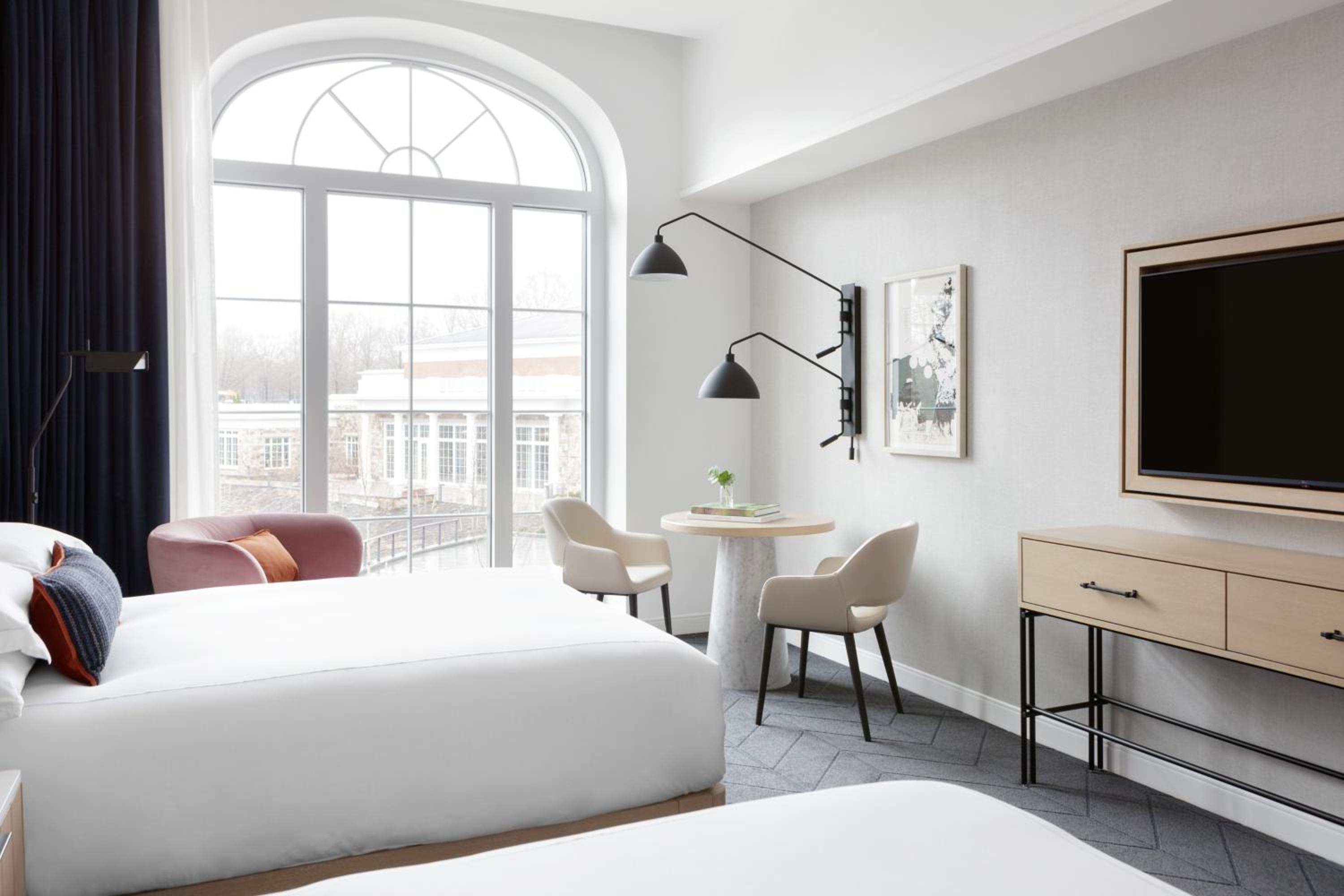 Queen Room with Two Queen Beds - Photo 4