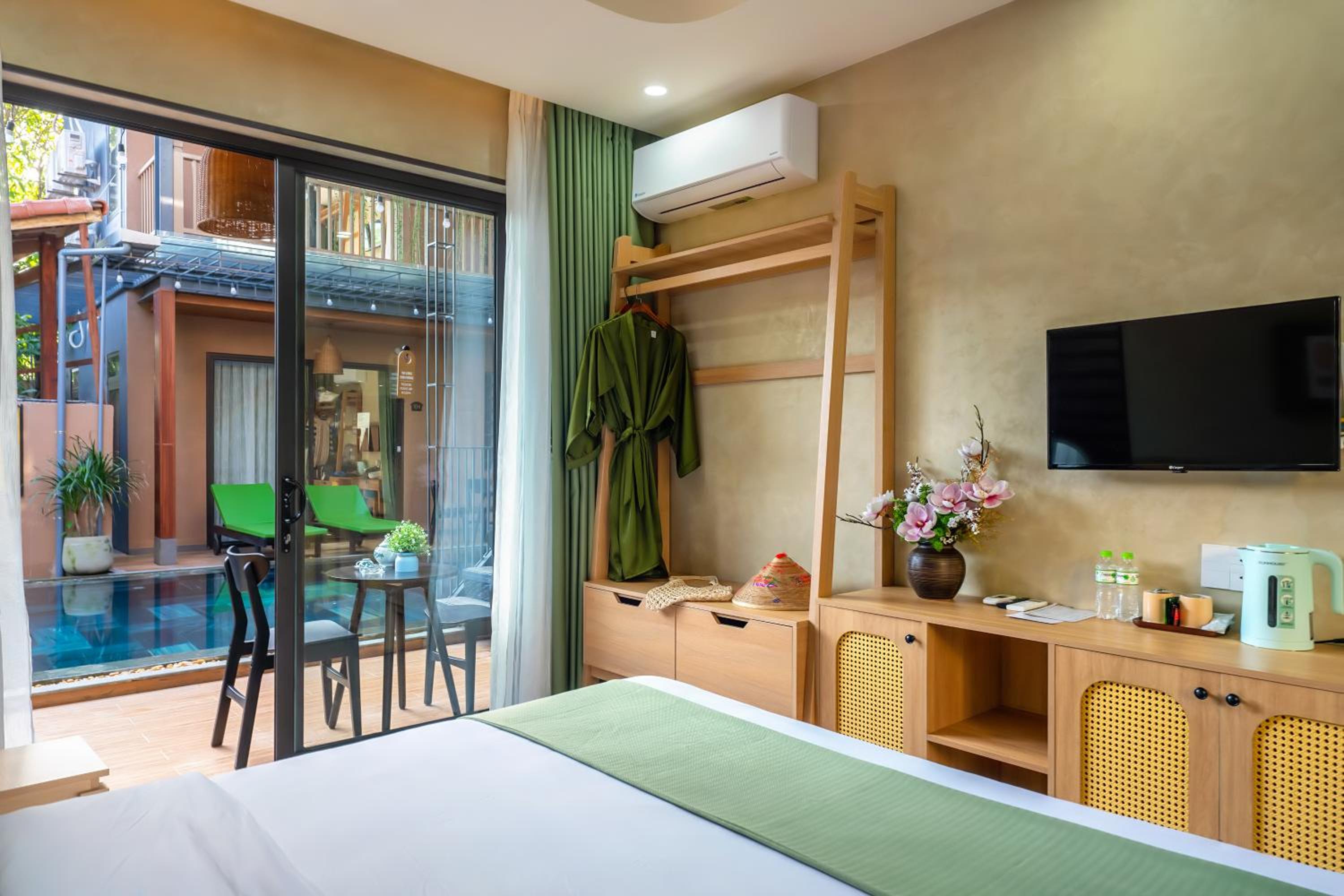 Queen Room with Pool View photo 3