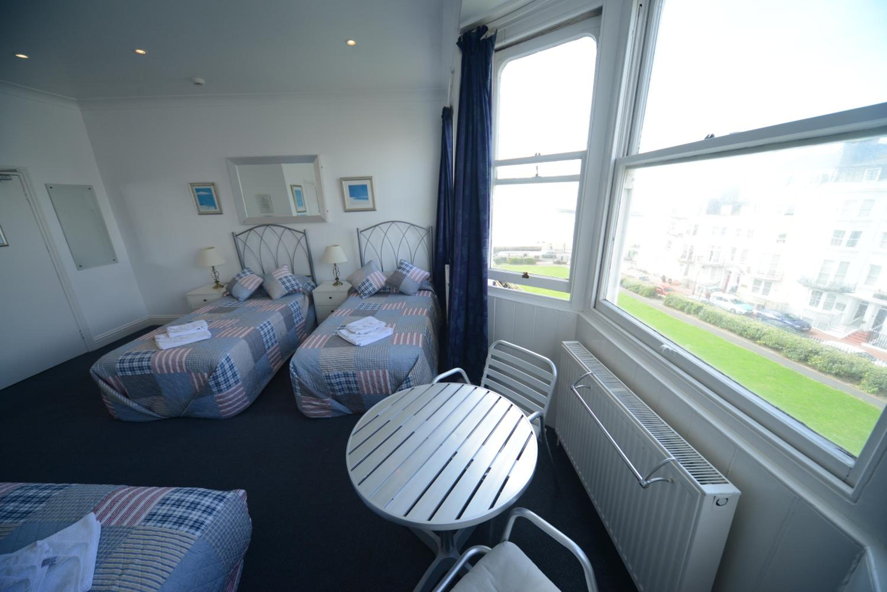 Family Room (5 Adults) - Photo 2