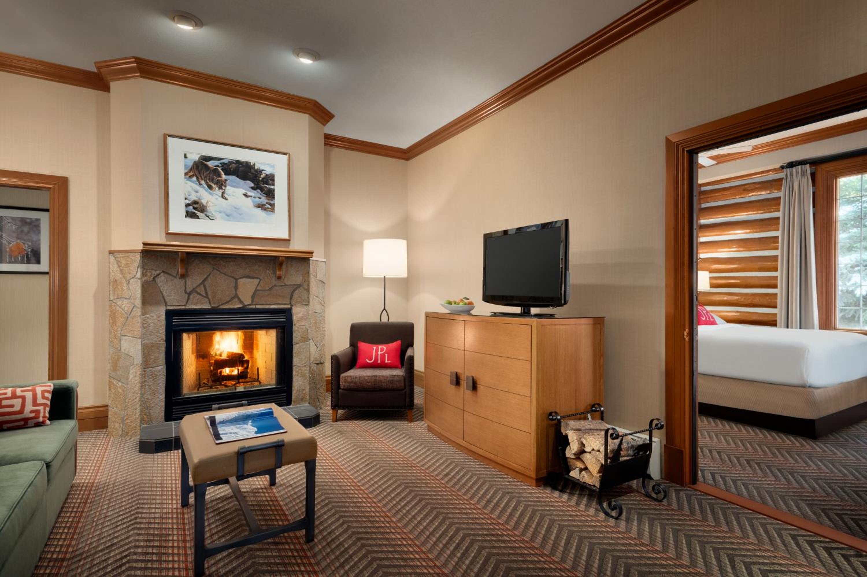 One-Bedroom Queen Suite photo 2