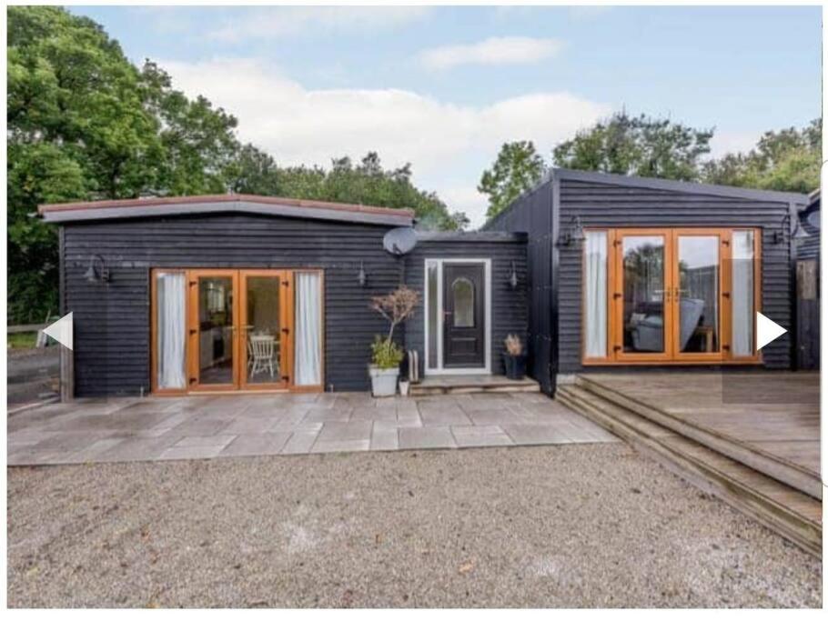 Three-Bedroom House photo 3