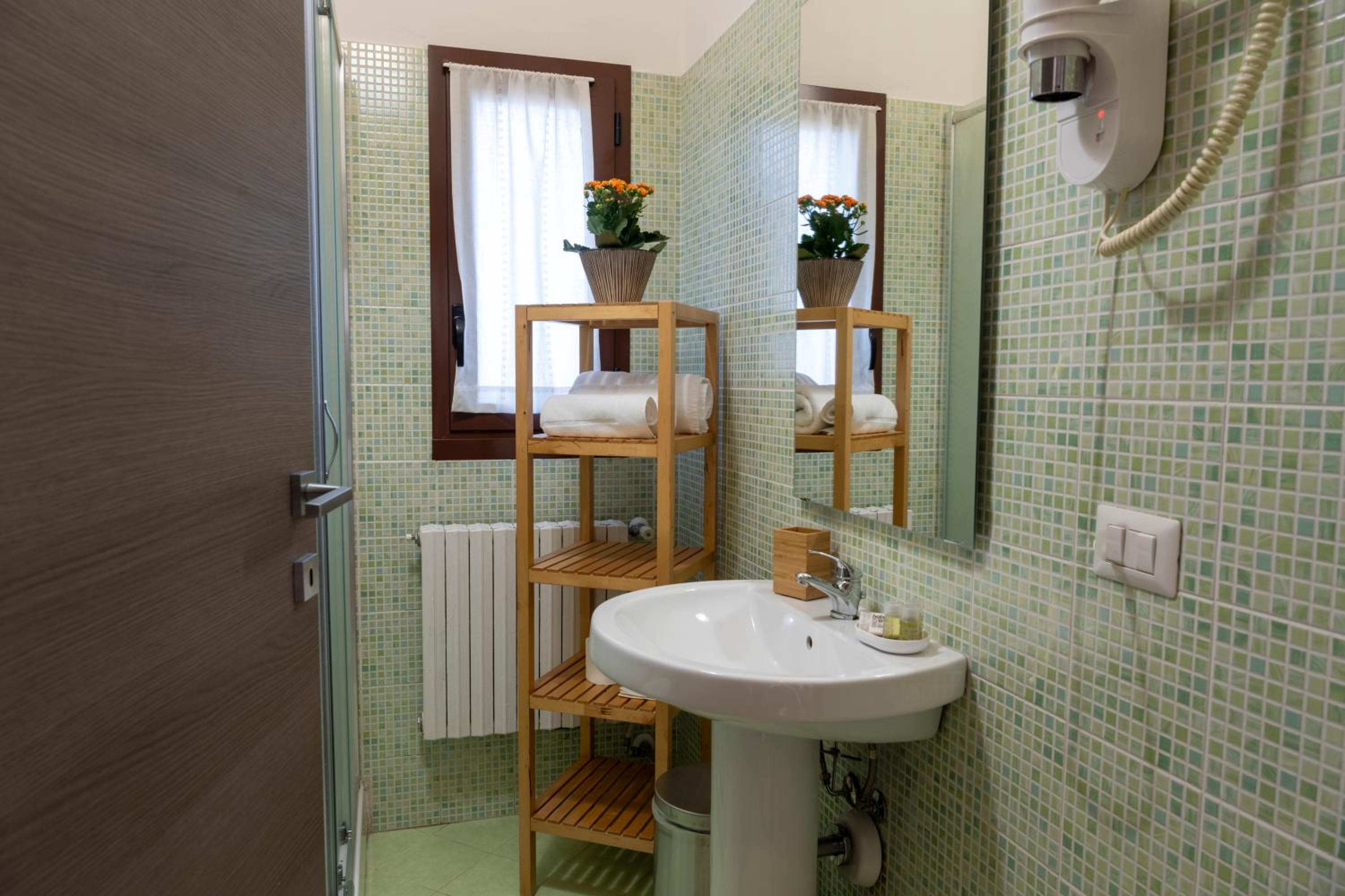 Twin Room With Private Bathroom photo 2