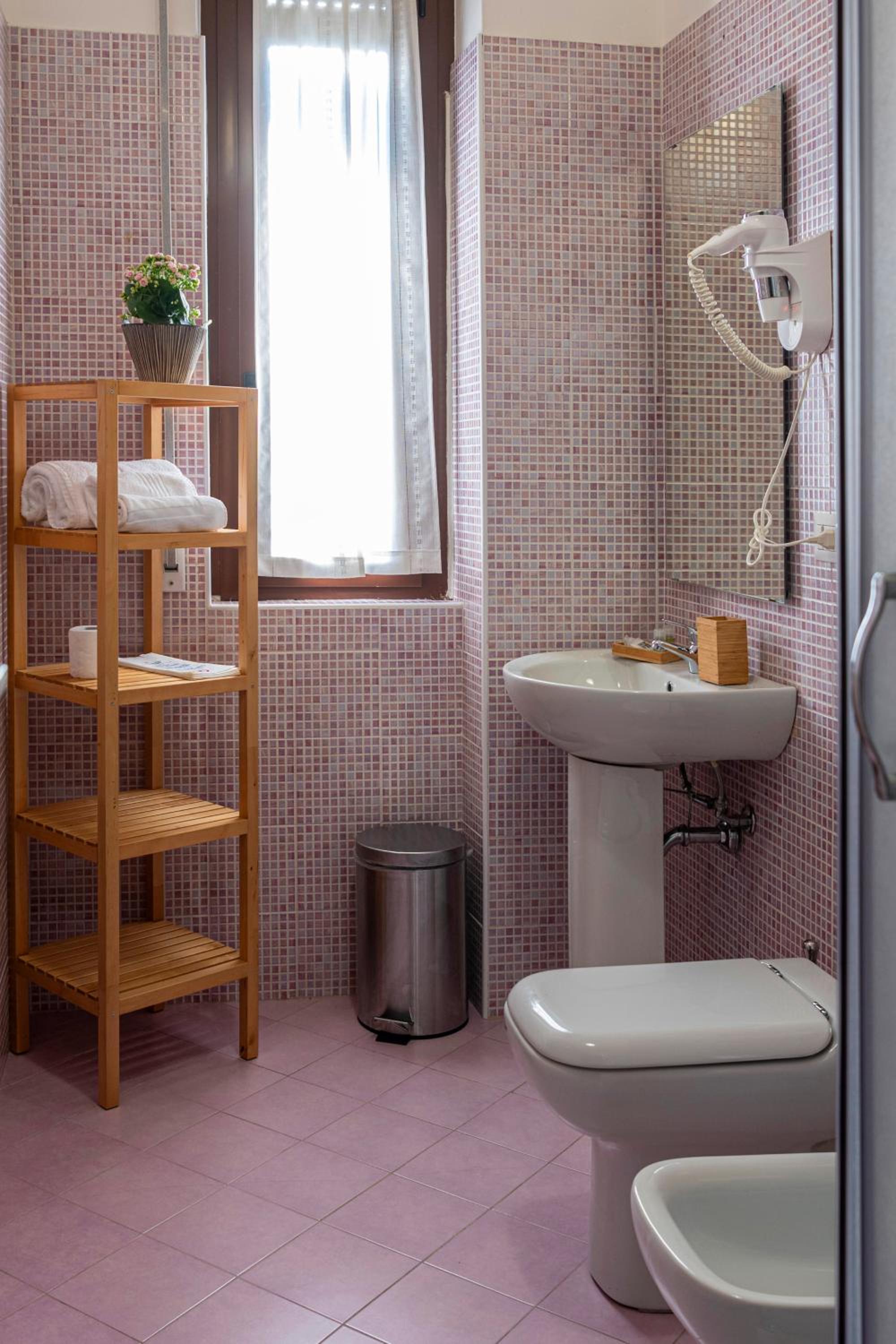 Double Or Twin Room With Private Bathroom photo 3