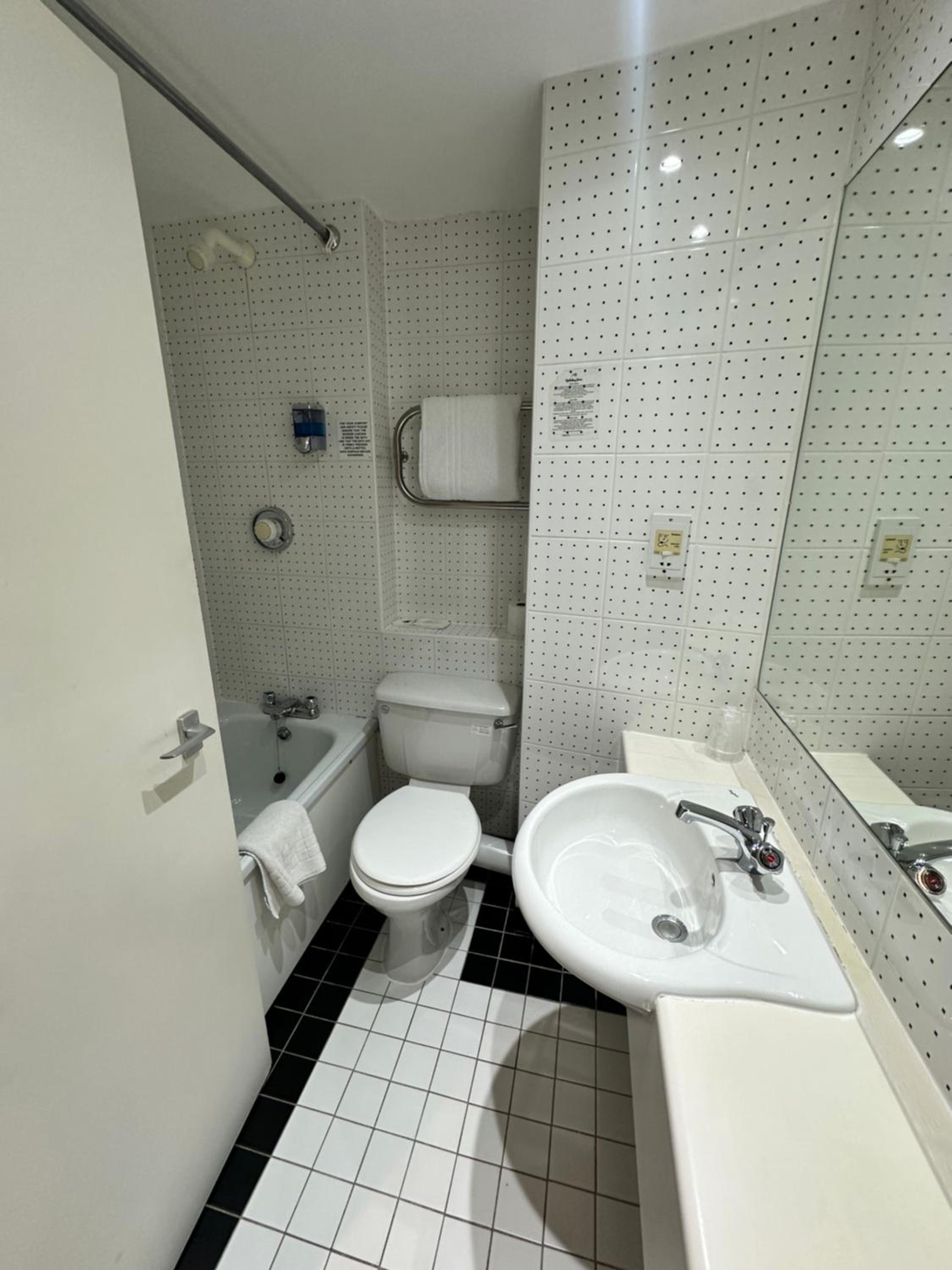 Standard Double Room - Photo 5